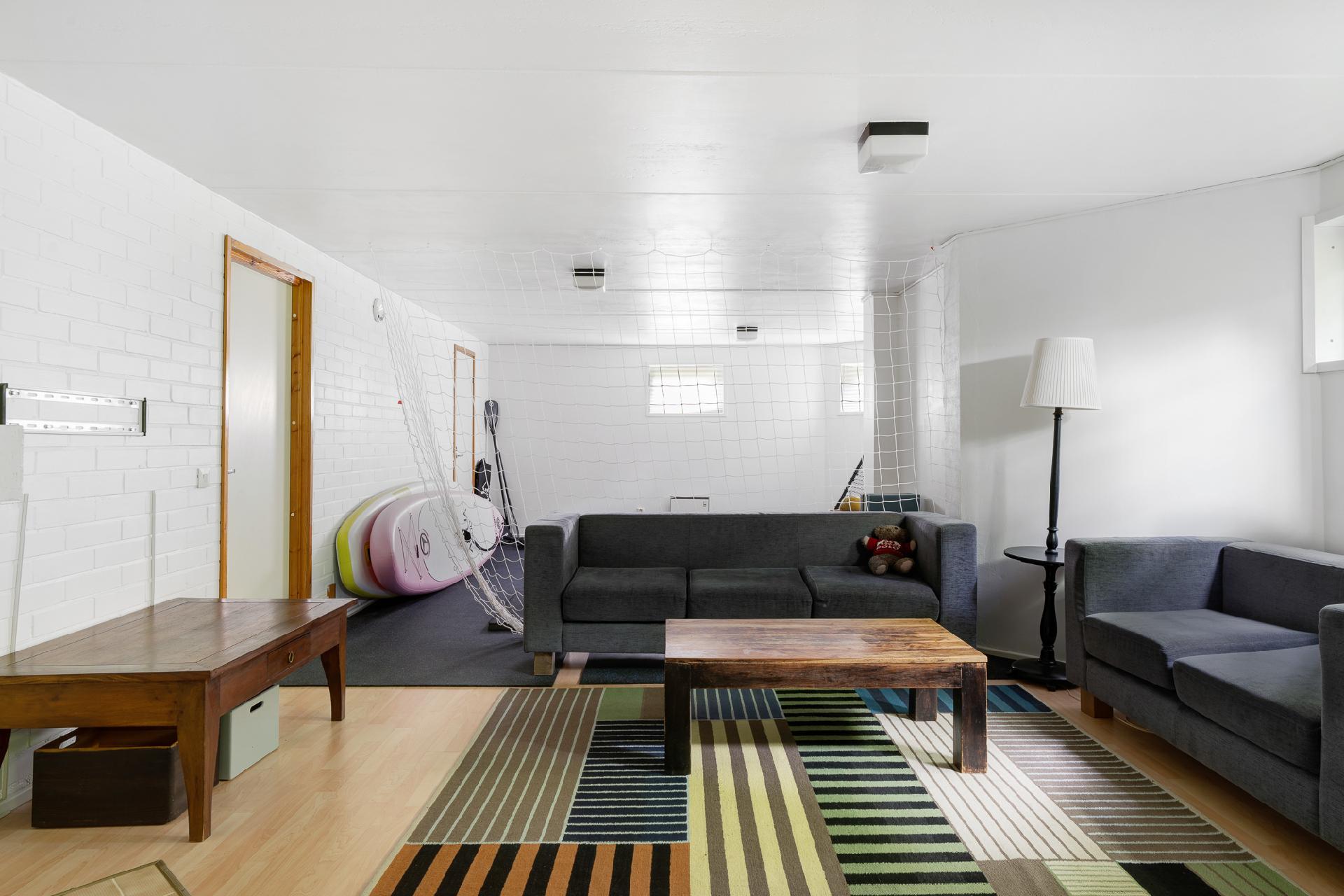 Alakerran takkahuonetta