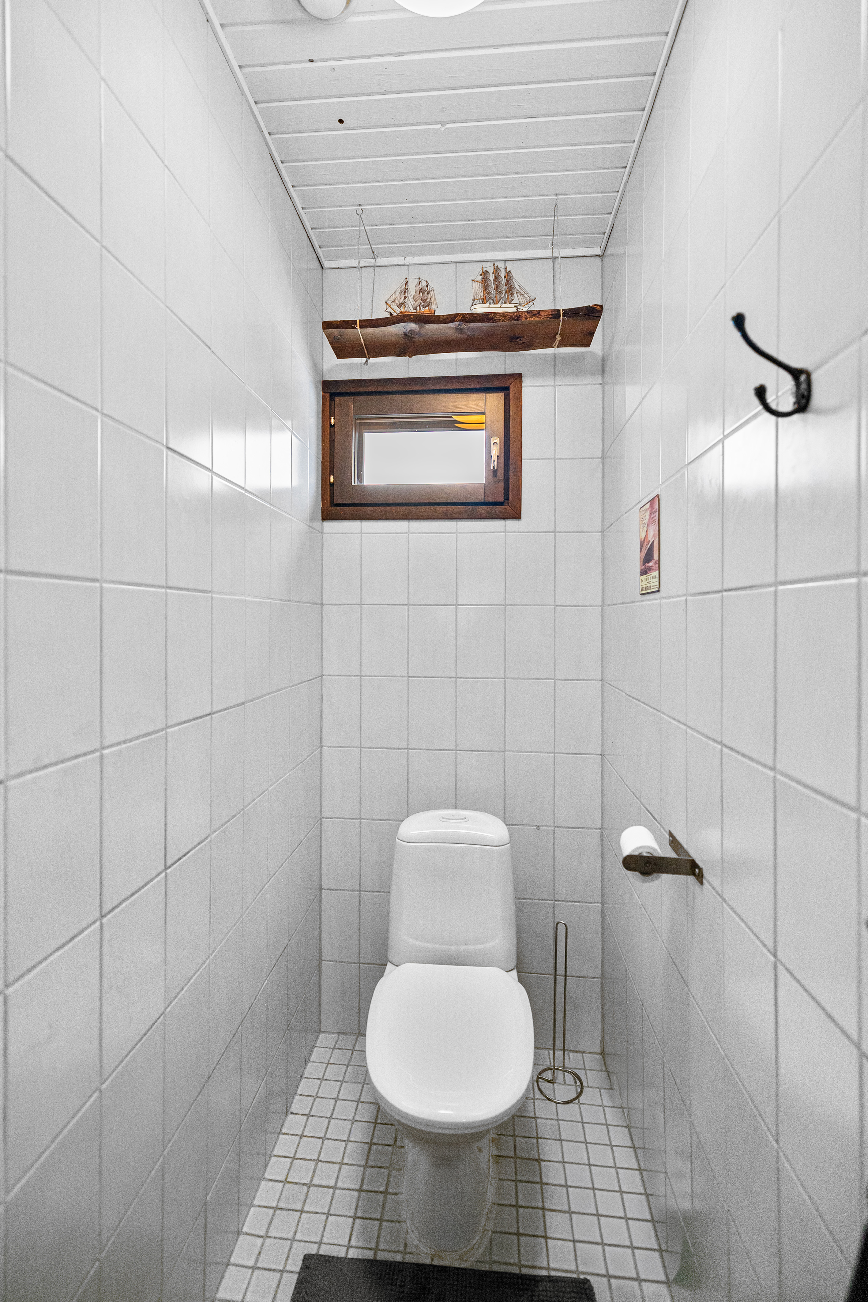 Alakerran kylpyhuoneen yhteydessä oleva wc