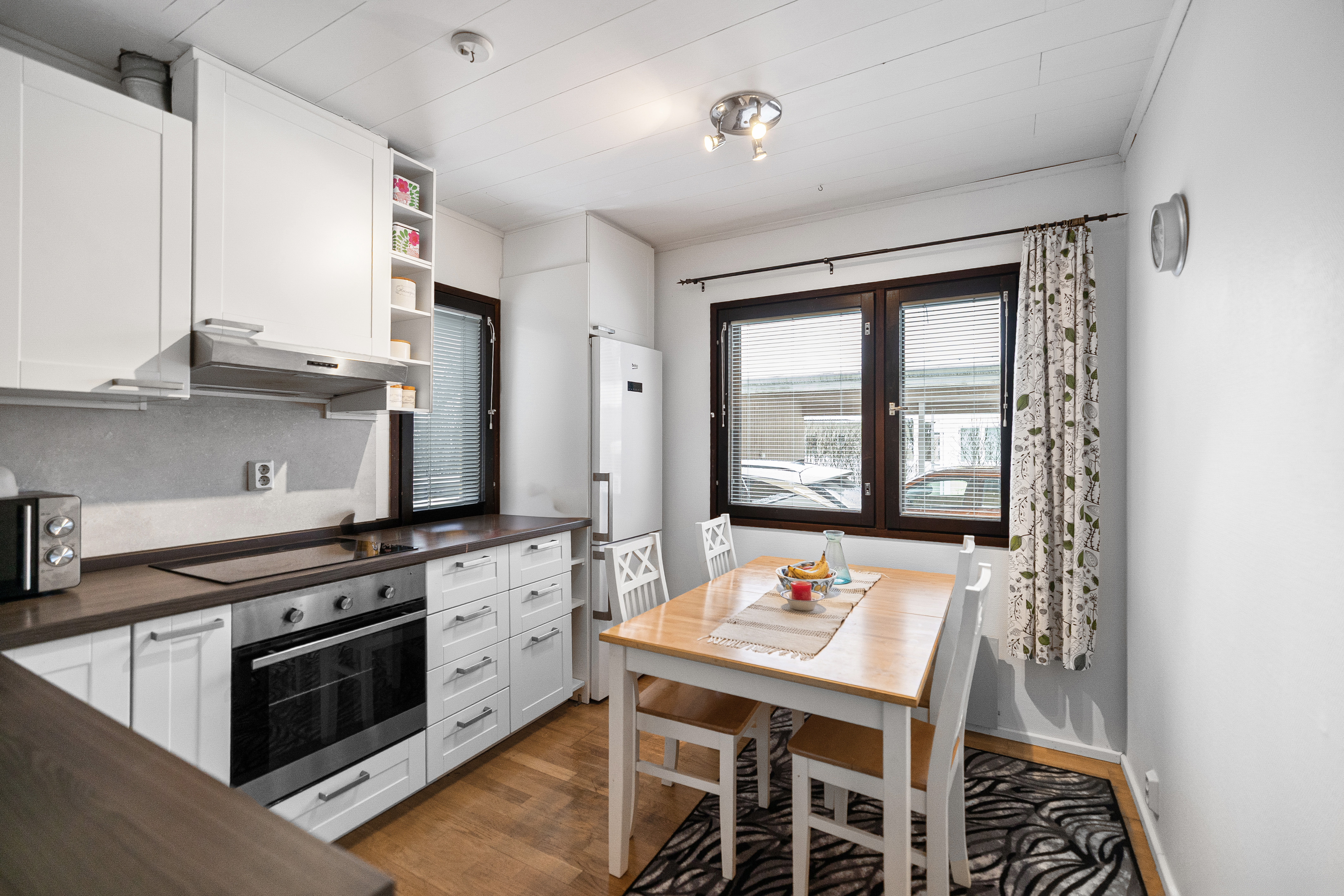 Vaalea keittiö