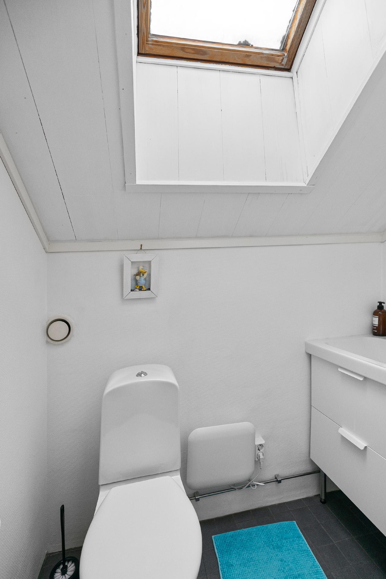 Yläkerran erillinen wc