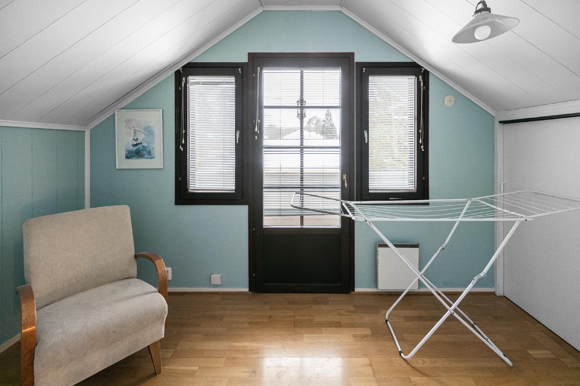 Yläkerran toisesta makuuhuoneesta käynti parvekkeelle