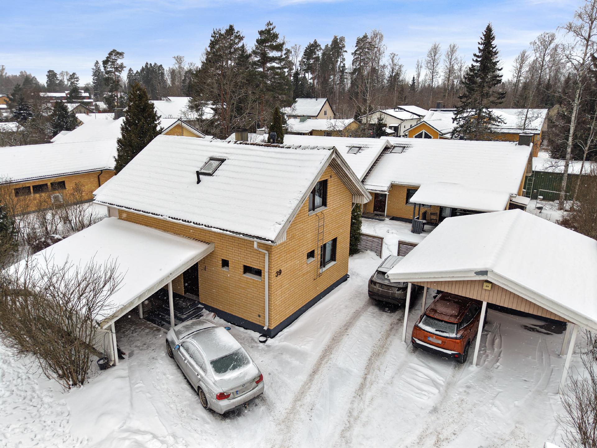 Asunnon yhteydessä on autokatos