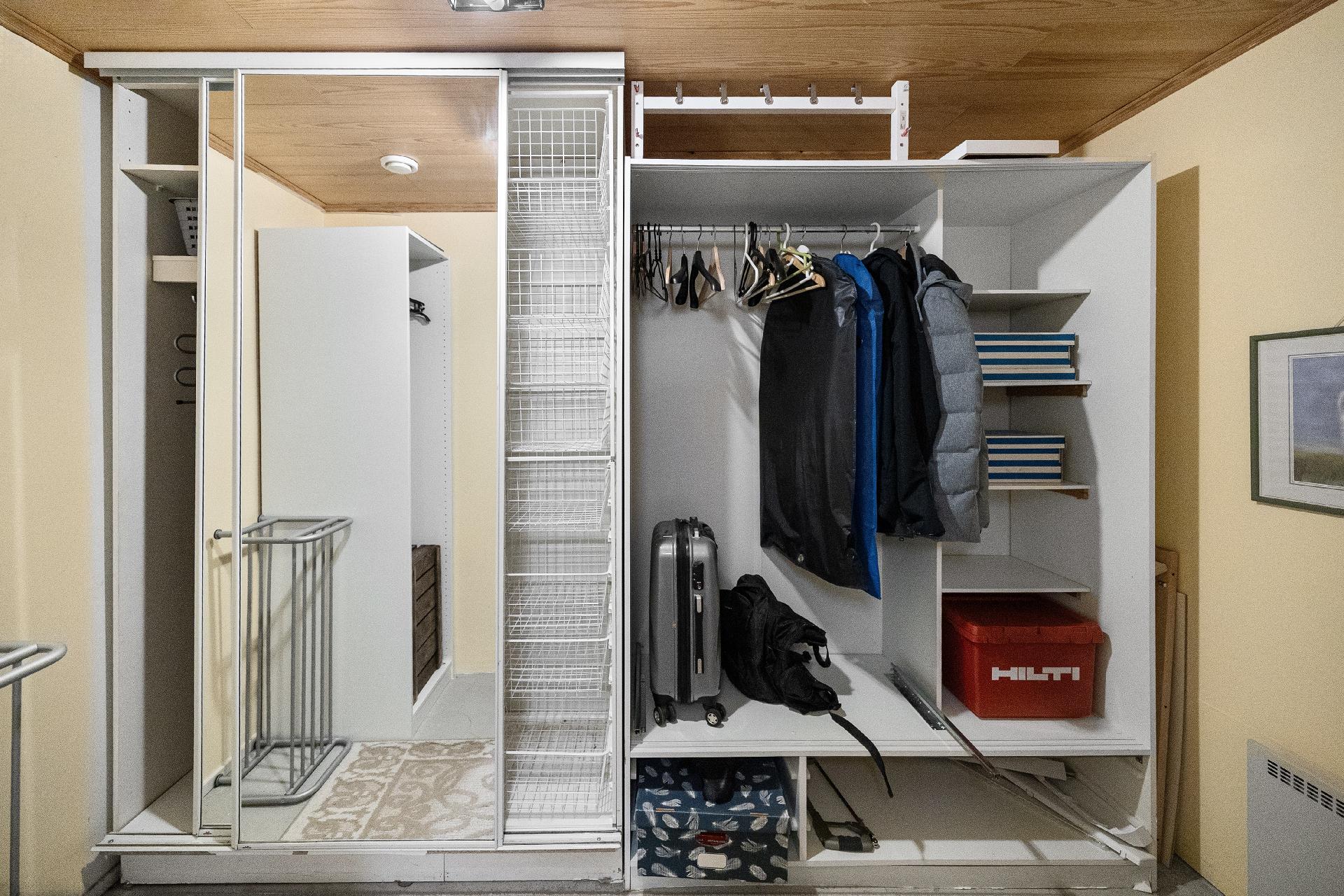 Kellarikerroksessa on hyvät säilytystilat