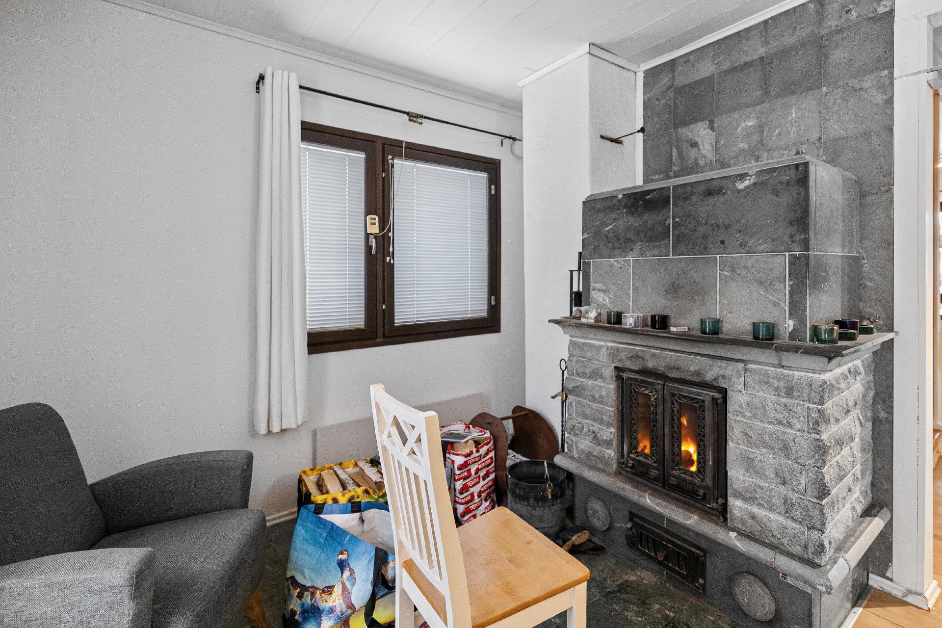 Olohuoneessa on takka