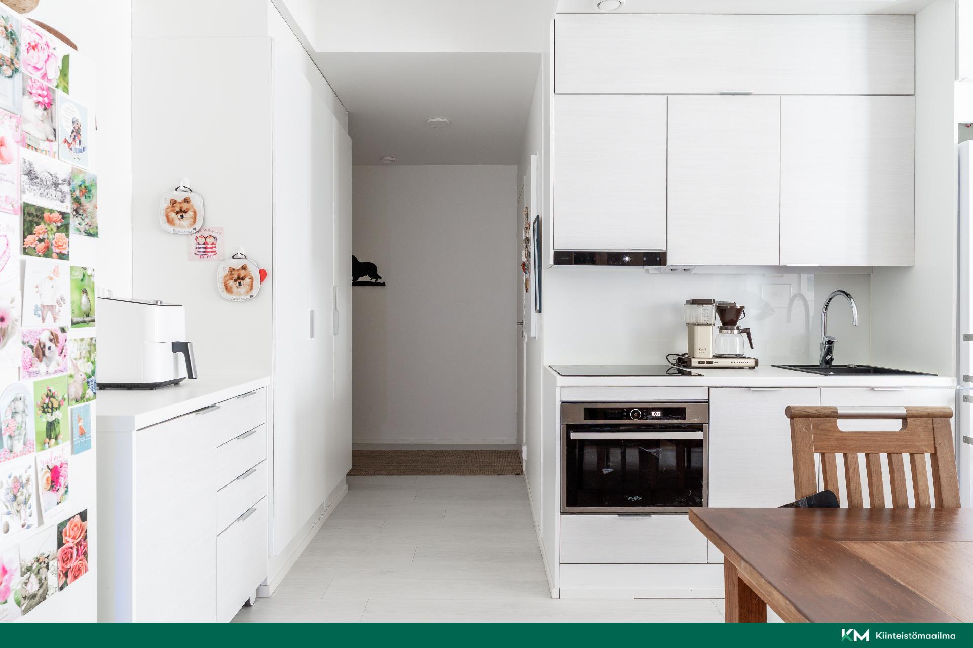 Keittiö ja eteiskäytävä