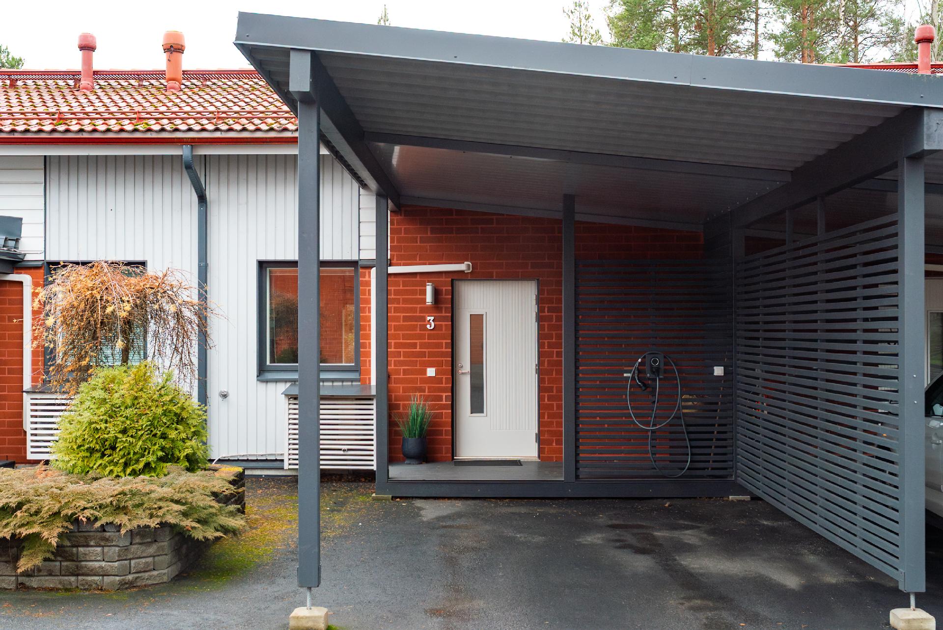 Autokatos huoneiston edessä