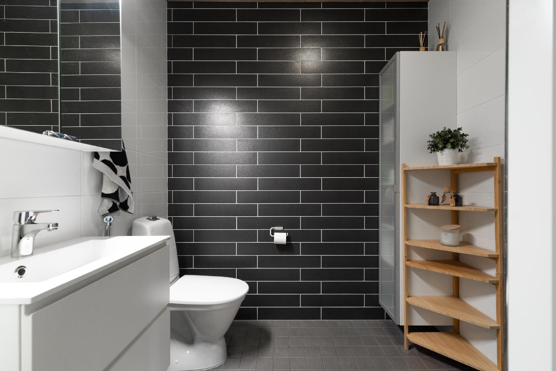 Yläkerran kylpyhuone