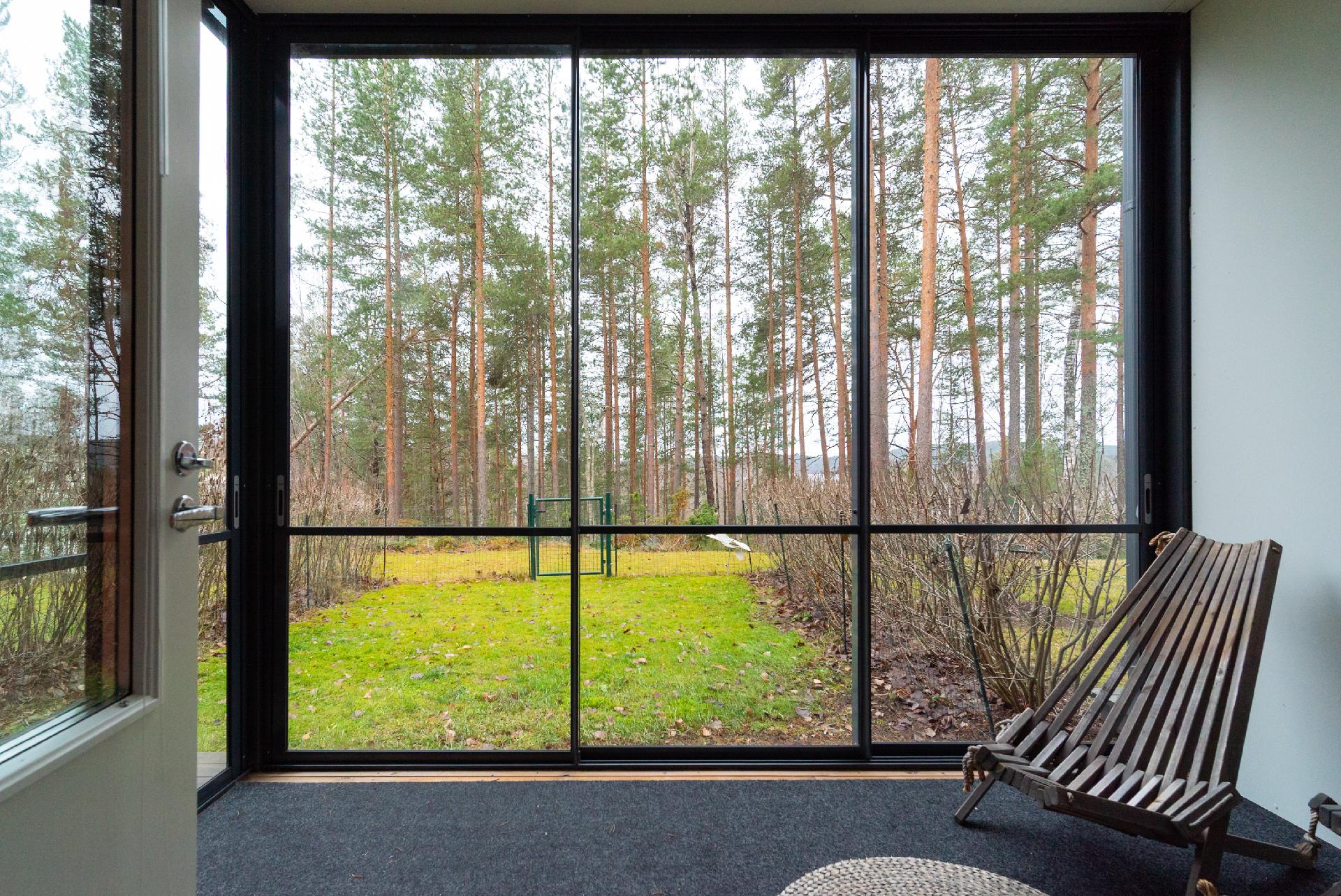 Lasitettu terassi alakerrassa