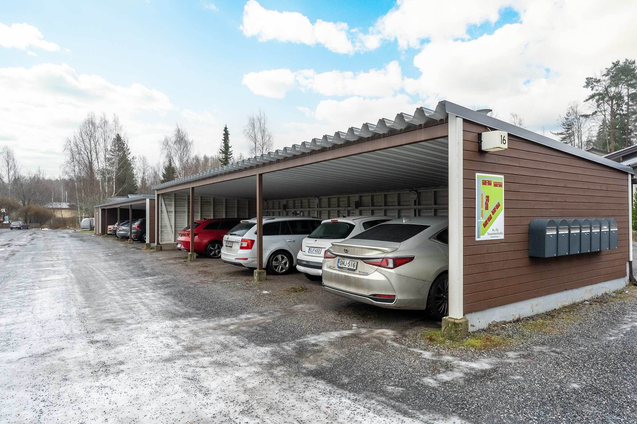 Asunnolle kuuluu autokatospaikka
