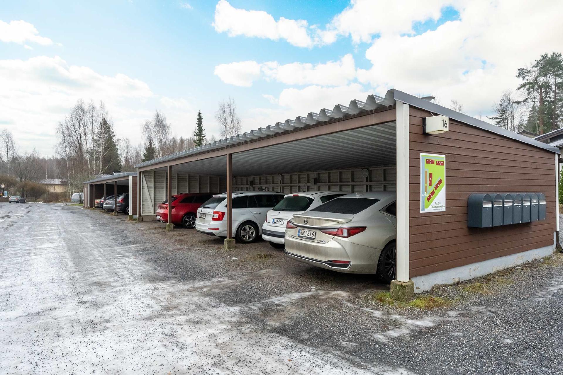 Asunnolle kuuluu autokatospaikka