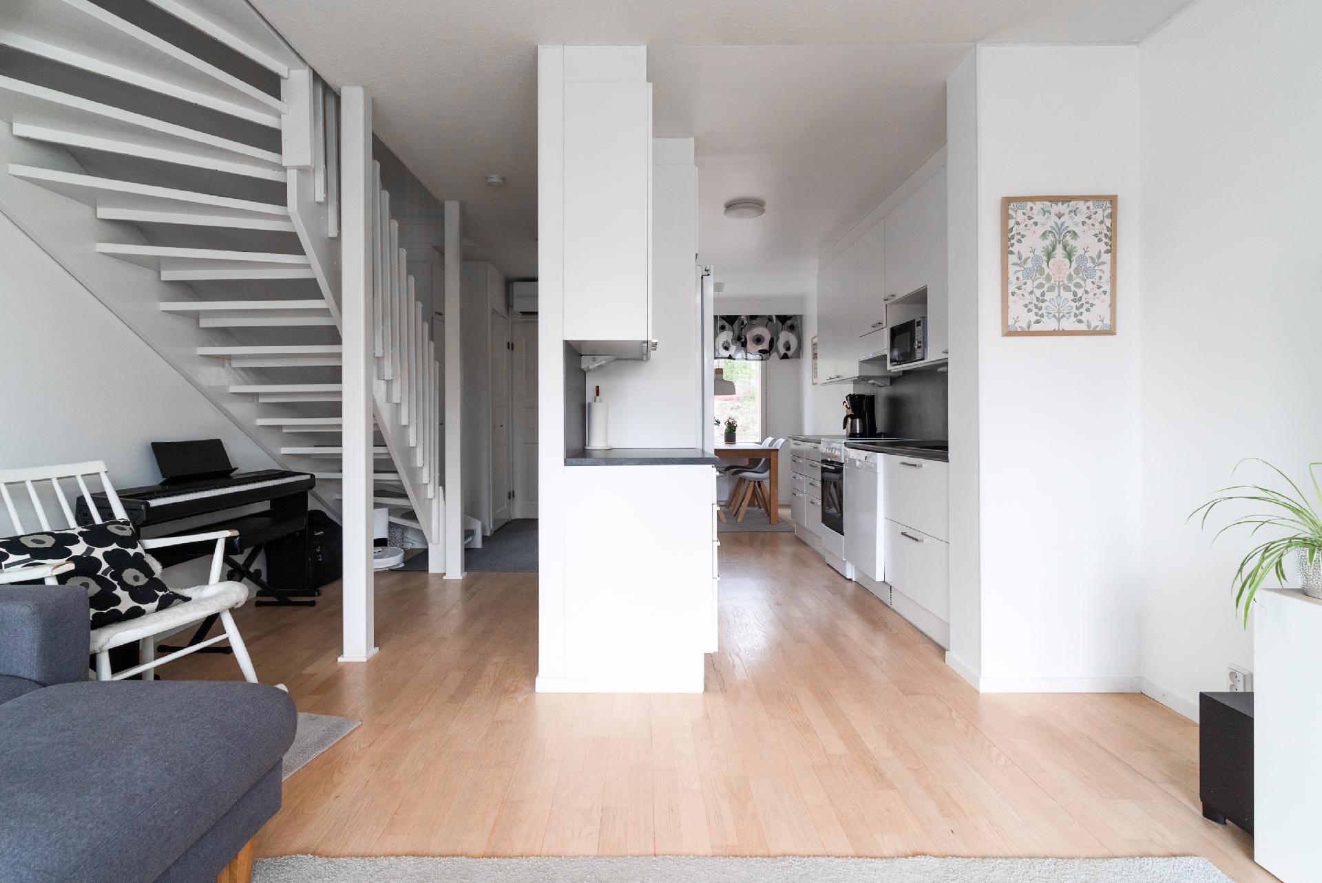 olohuoneesta eteiseen ja keittiöön