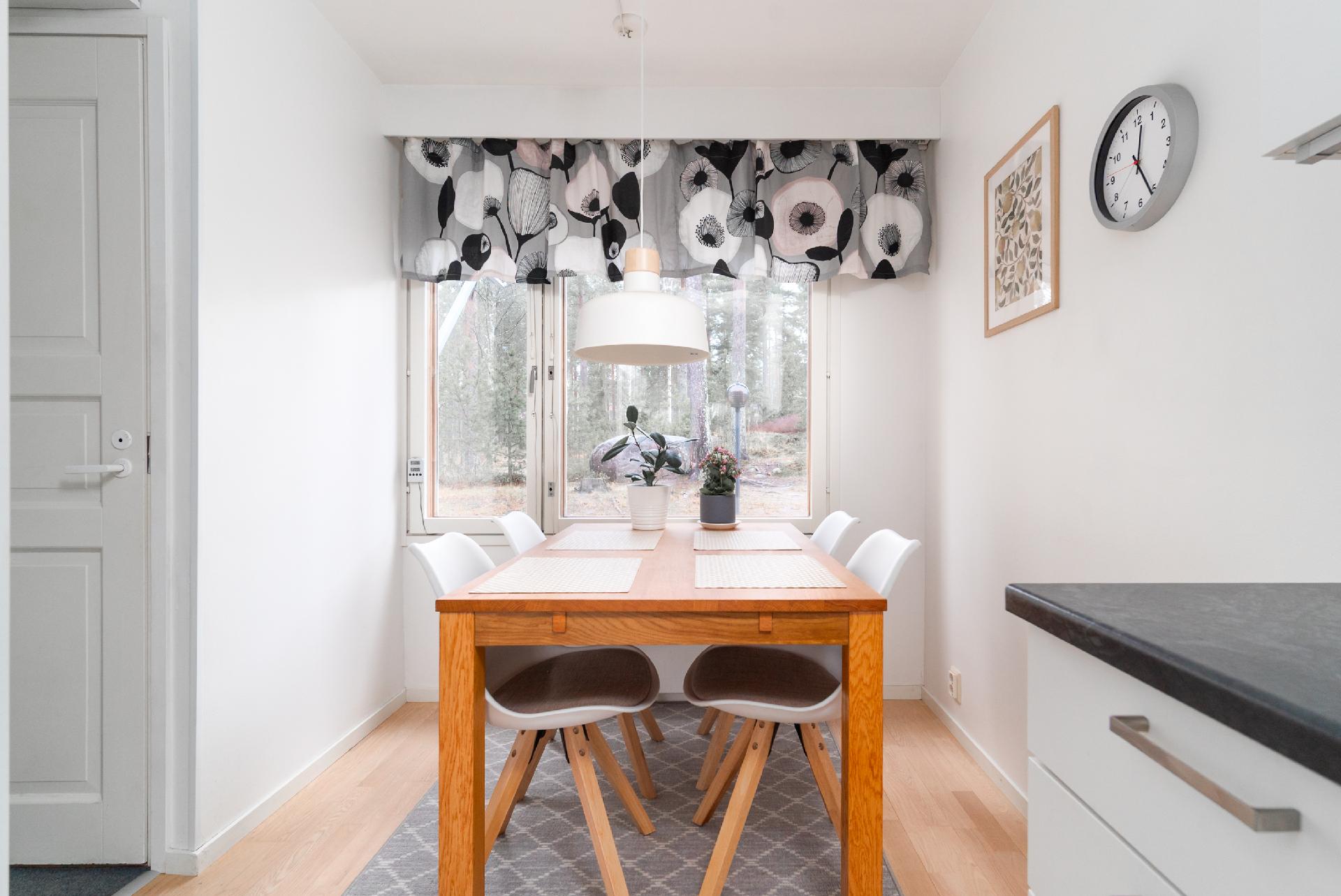 keittiössä tilaa ruokapöydälle