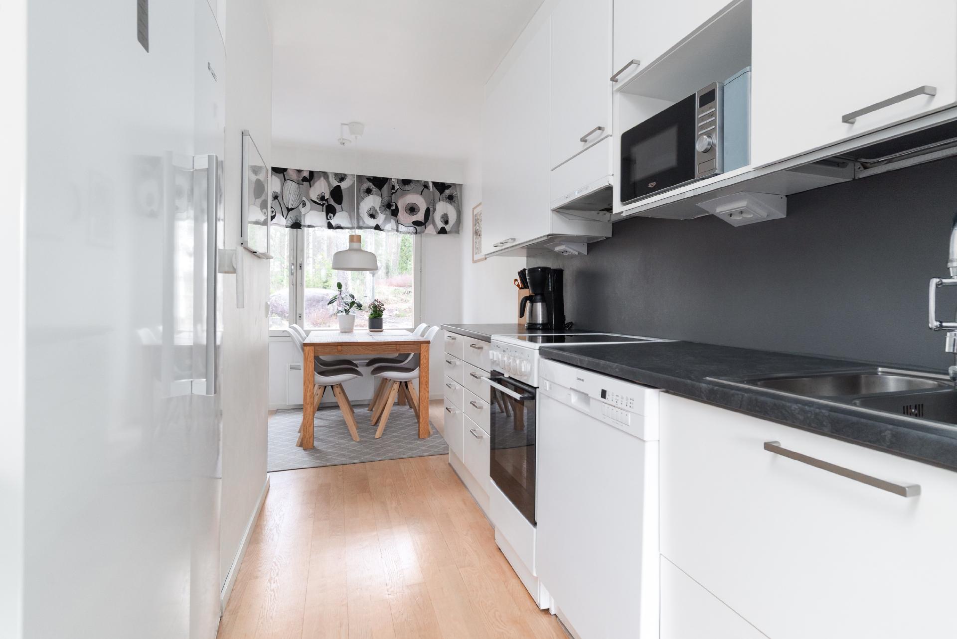 keittiö jossa tilaa myös ruokapöydälle