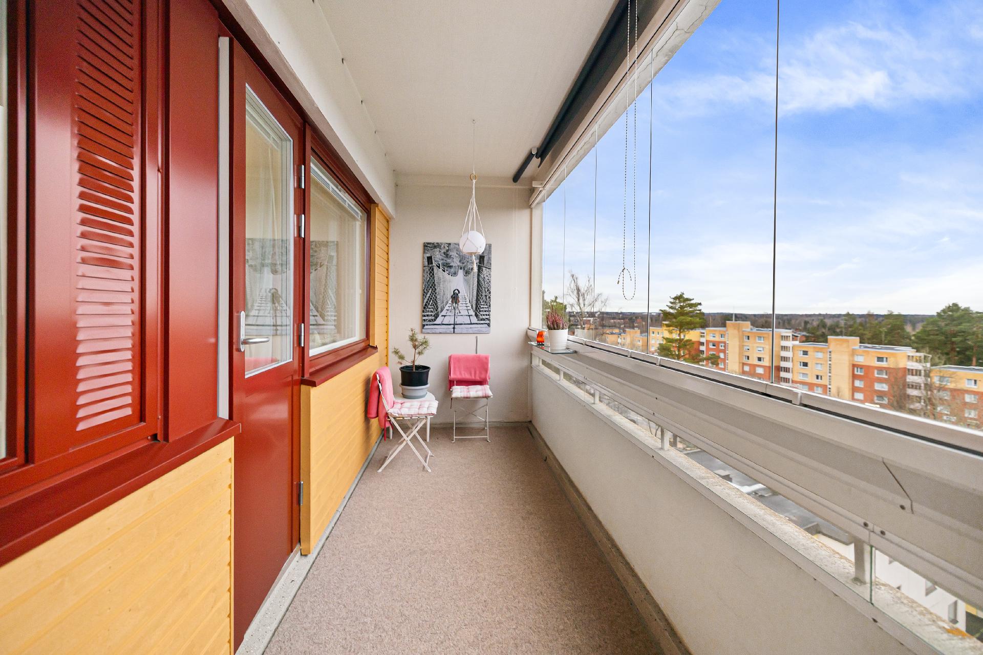 Tilava lasitettu parveke