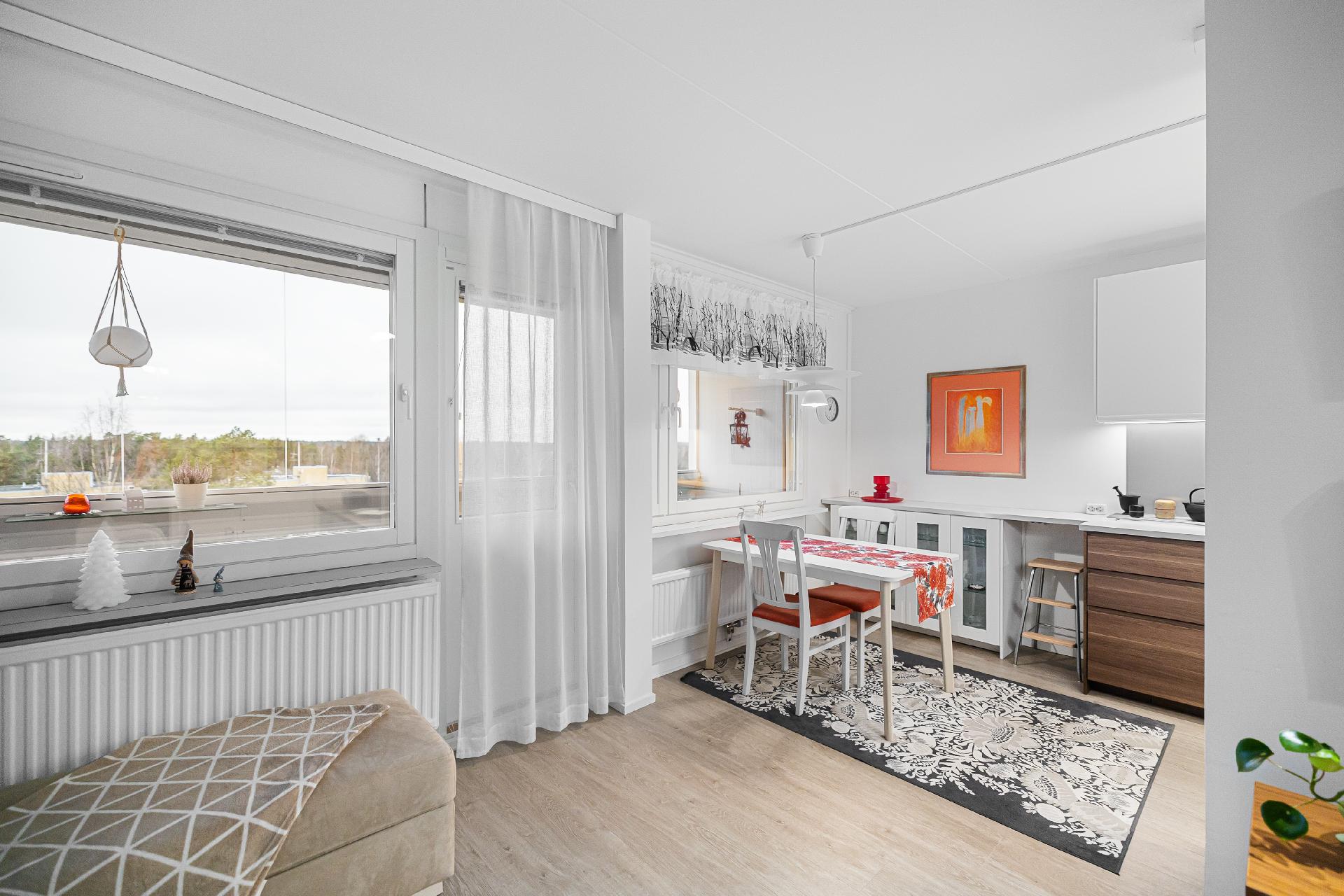 Olohuoneesta käynti lasitetulle parvekkeelle