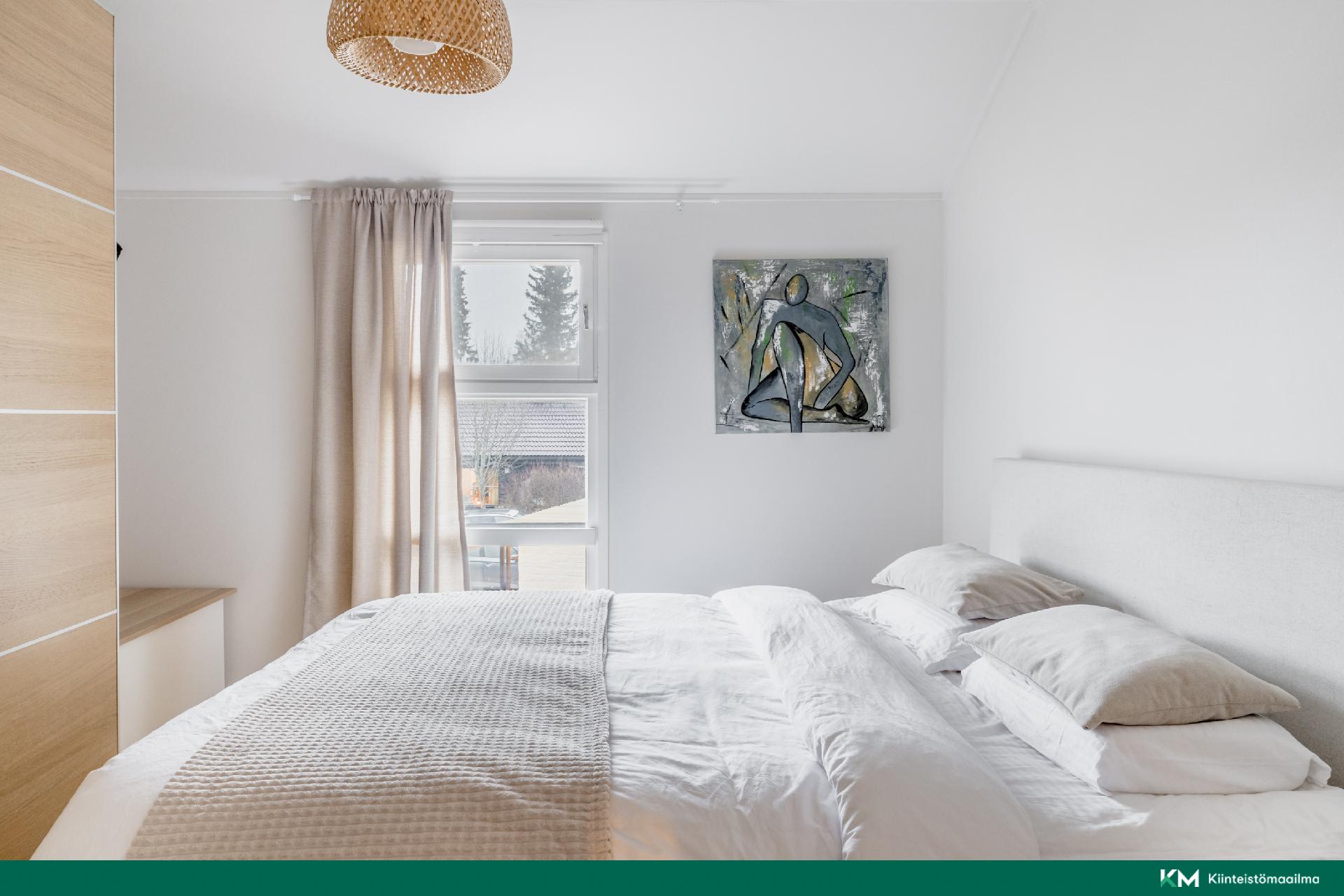 Yläkerran päämakuuhuone