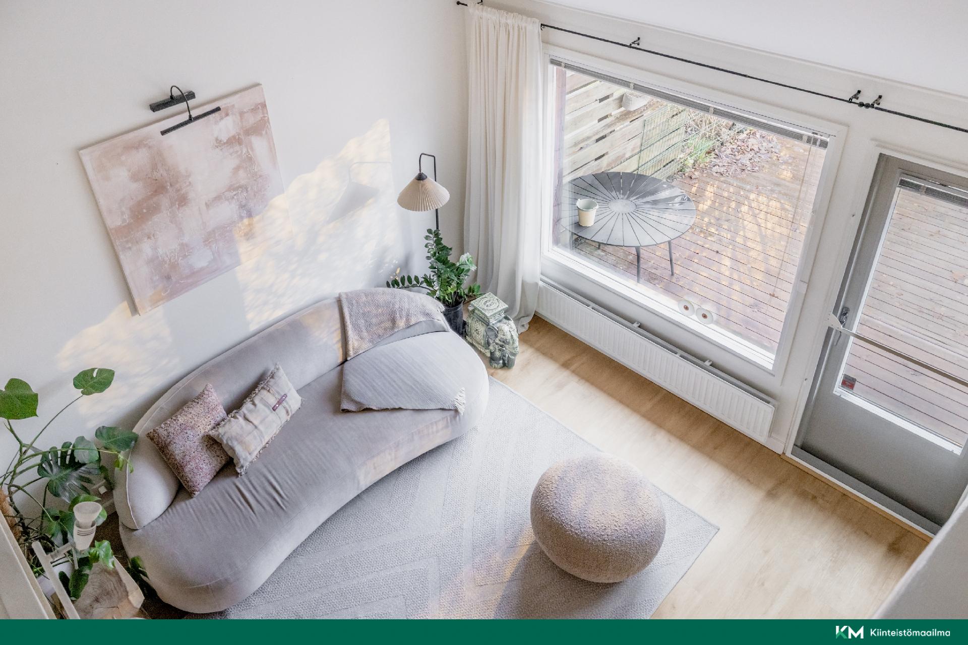 Yläkerrasta olohuoneeseen