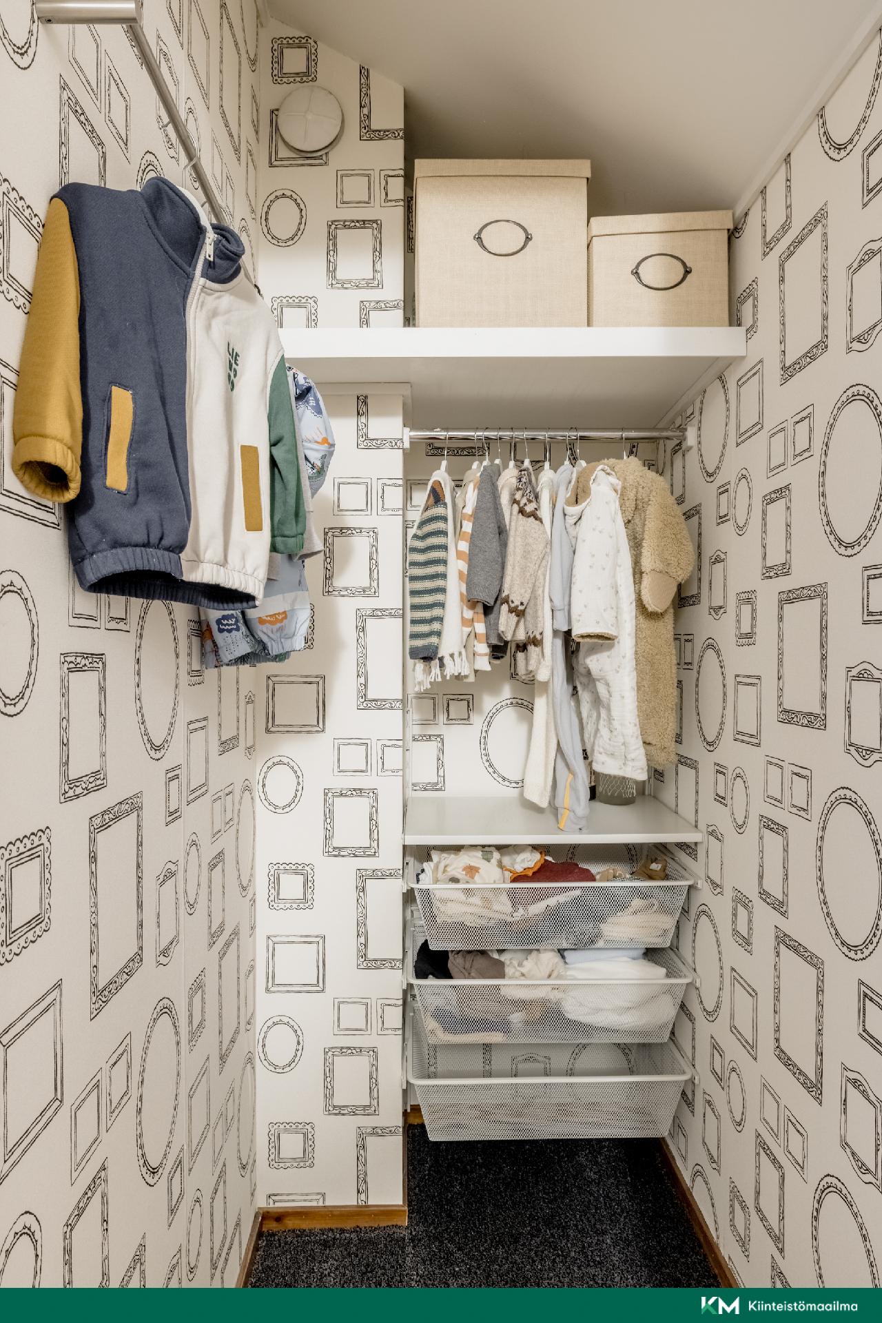 Yläkerran vaatehuone