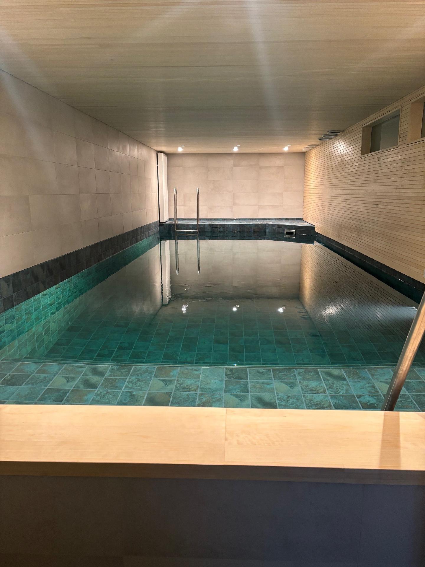 Taloyhtiön uima-allas, juuri remontoitu