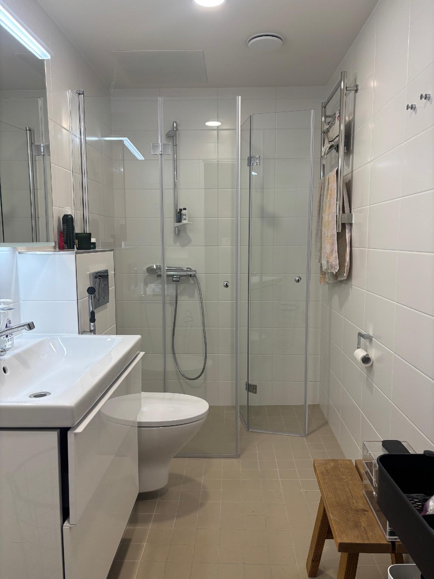 Kylpyhuone, juuri uusittu putkiremontissa