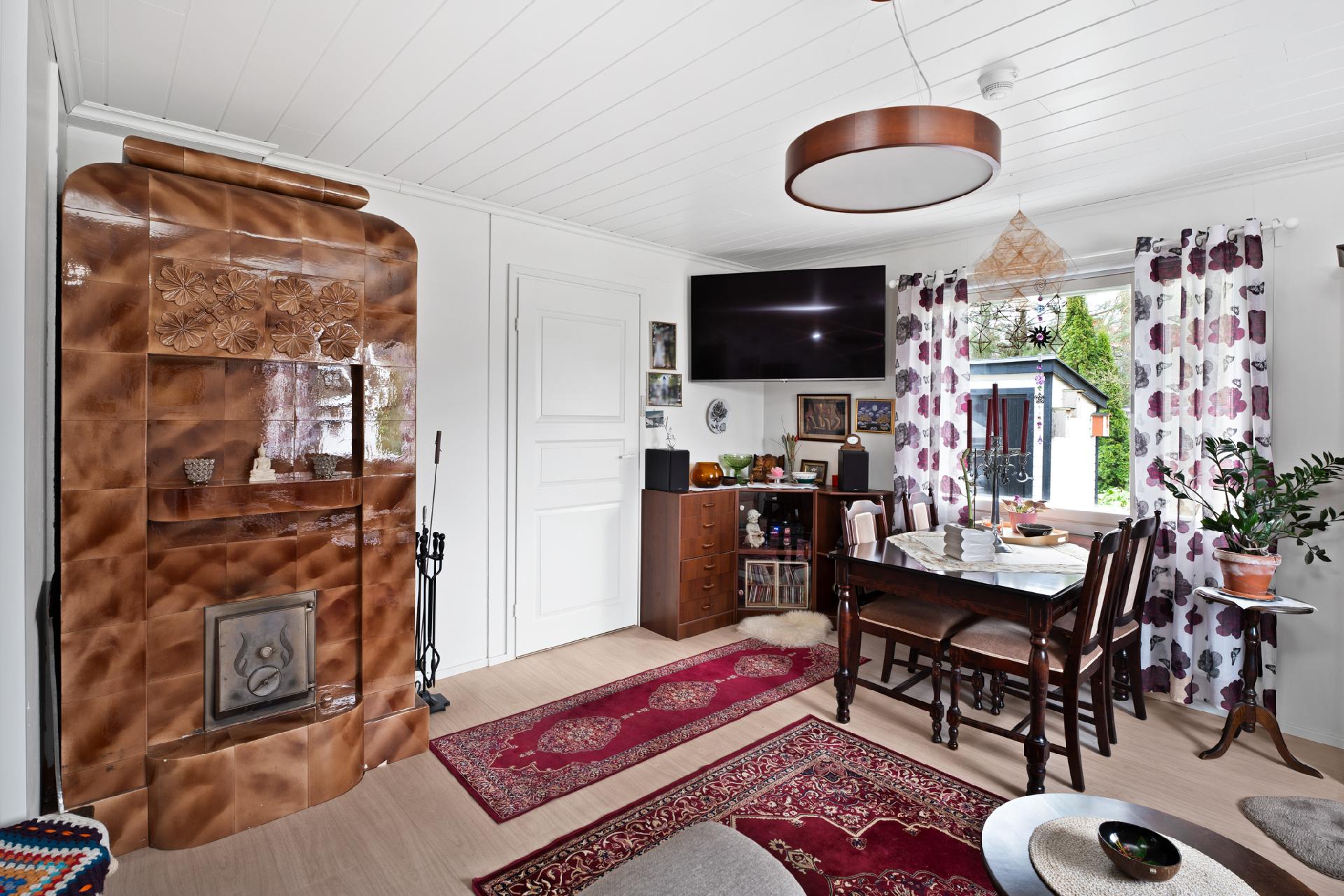 Olohuoneessa kaunis kaakeliuuni!