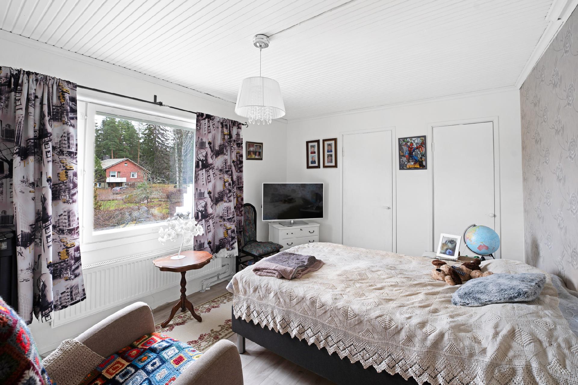 Yläkerran toinen makuuhuone.