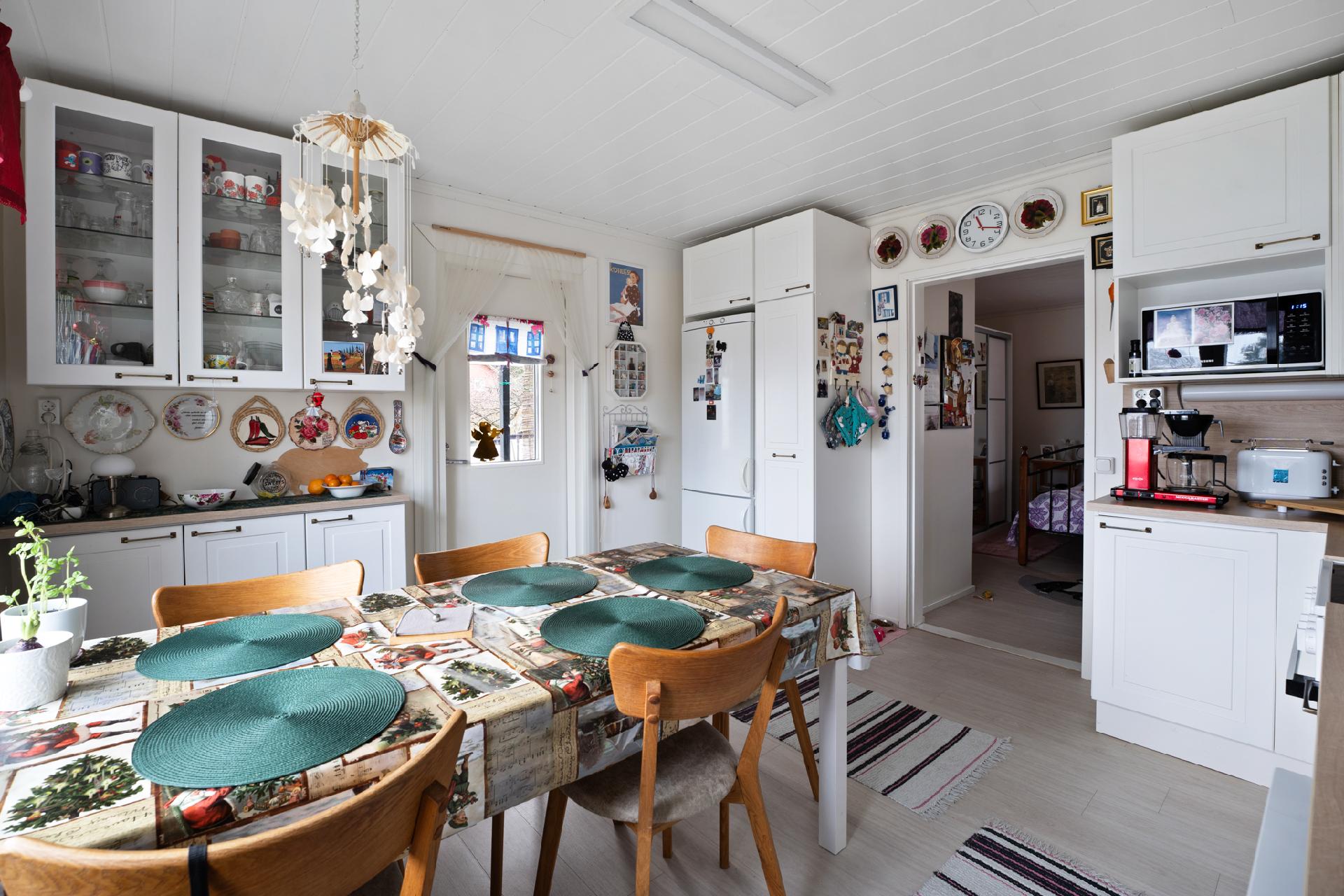 Keittiöstä kulku katetulle terassille. 