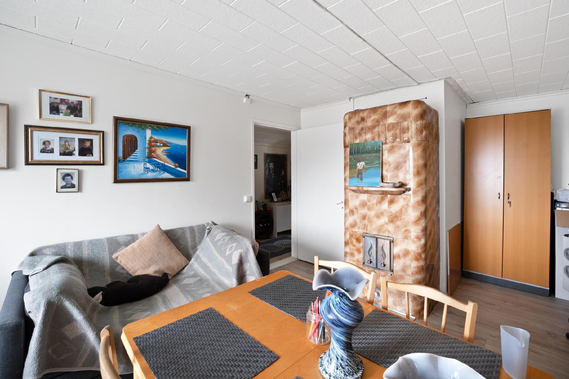 Yläkerran makuuhuone, missä kaunis kaakeliuuni.