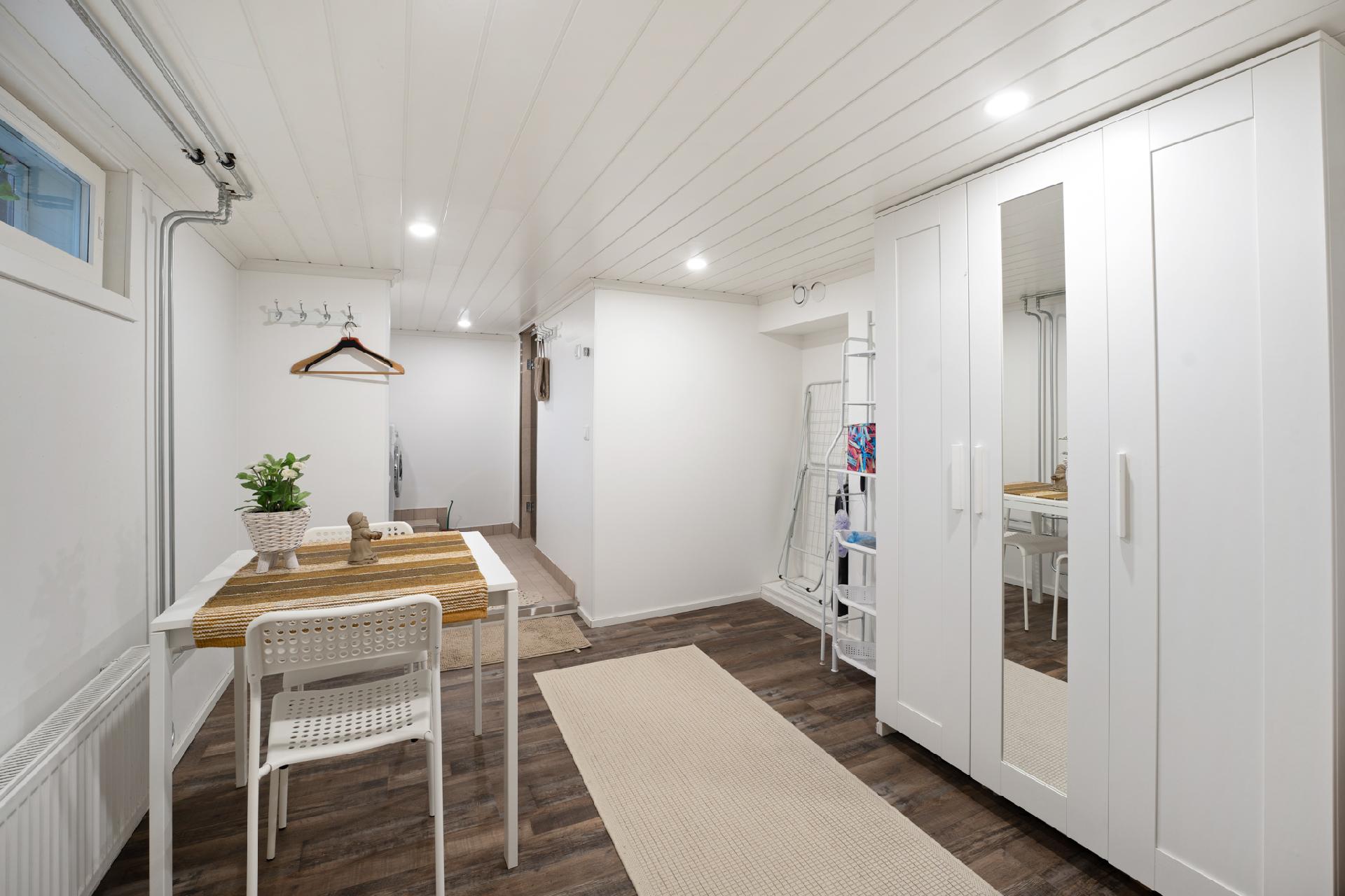 Kellarikerroksen pukuhuone.