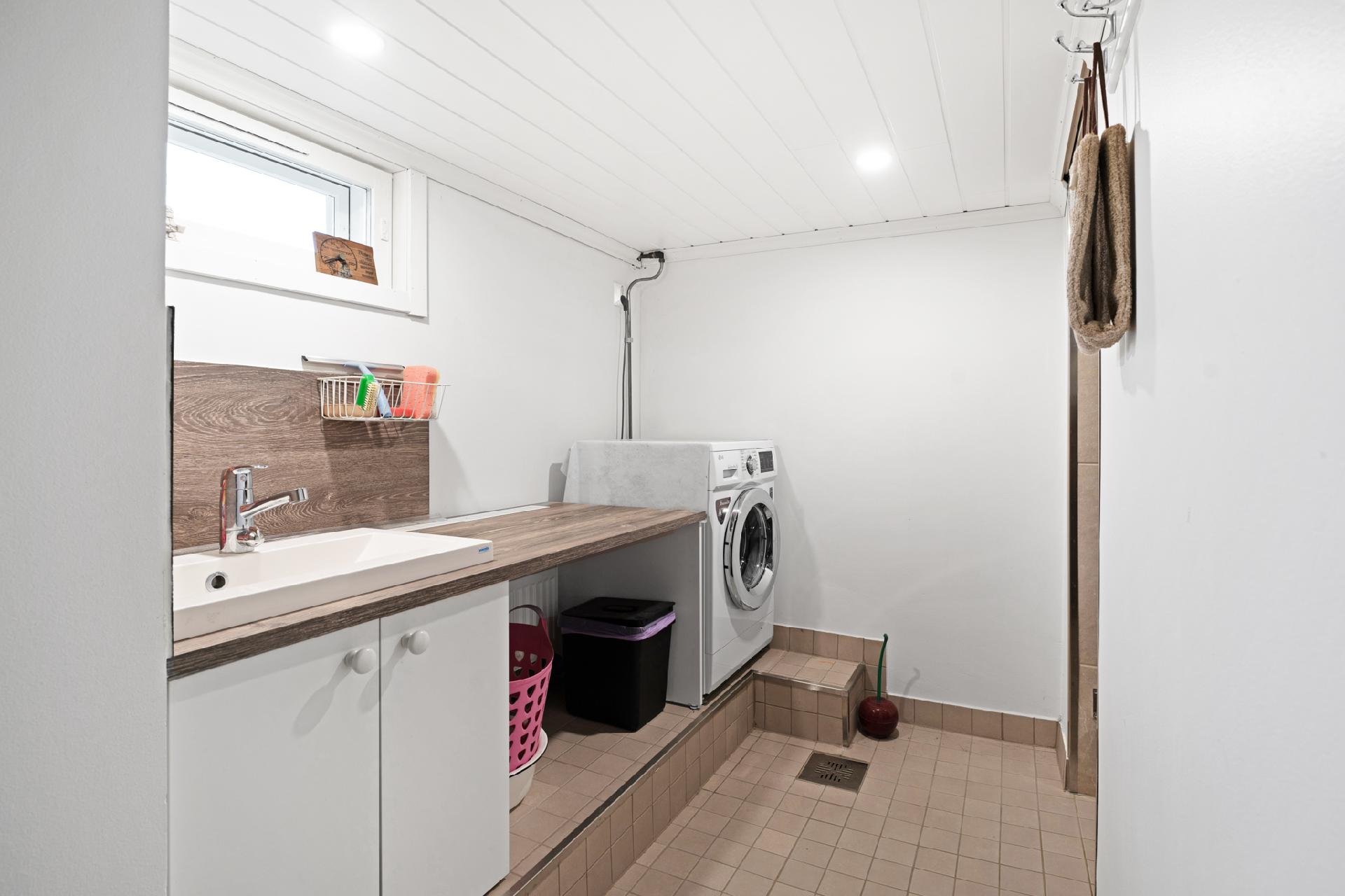 Kellarikerroksessa kodinhoitohuone.