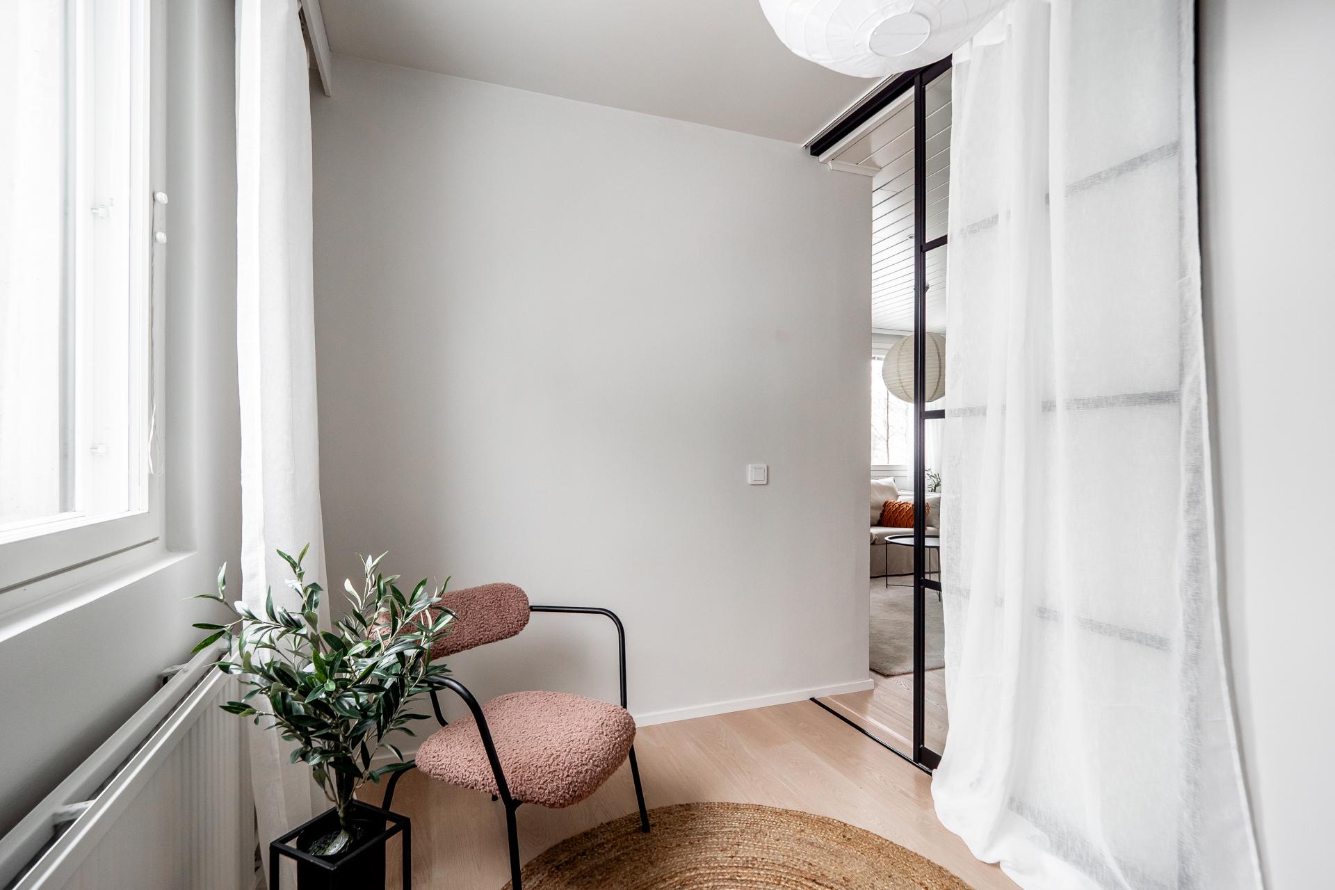 Lasitettu parveke olohuoneen vieressä