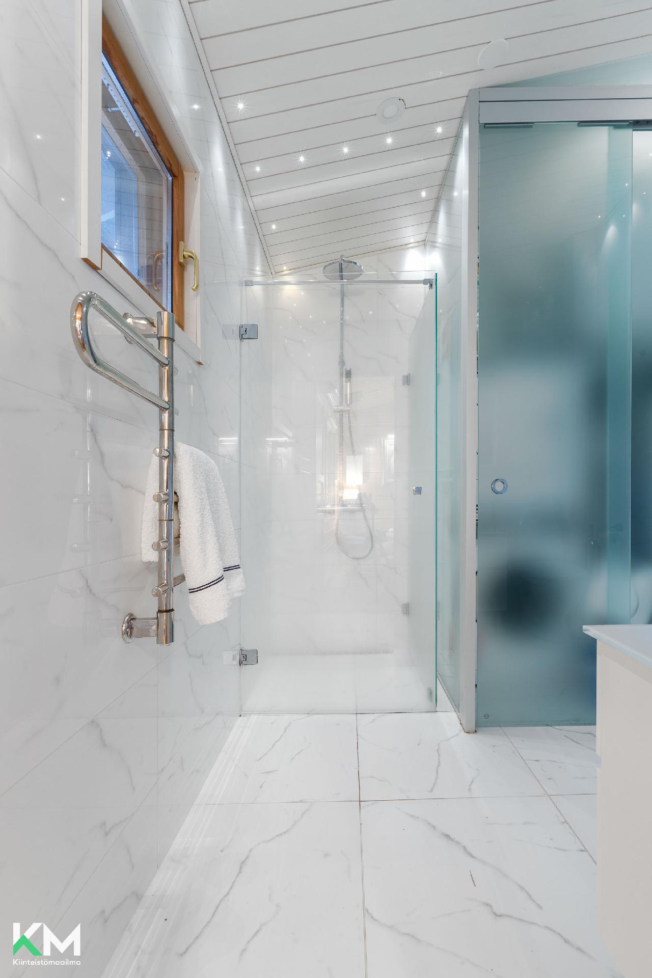 Huvilan suihkutila/wc tilat