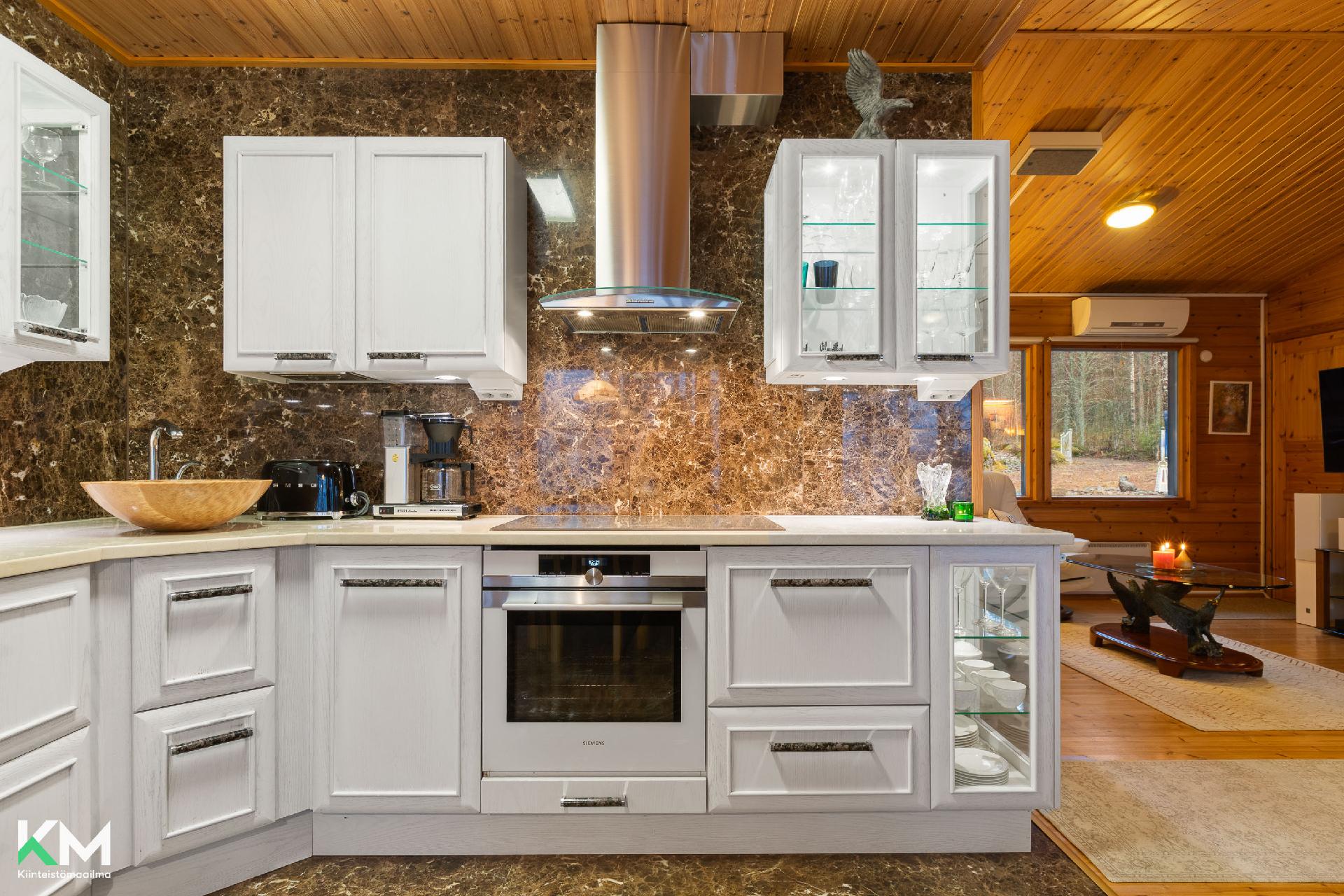 Huvilan keittiön kaapistot