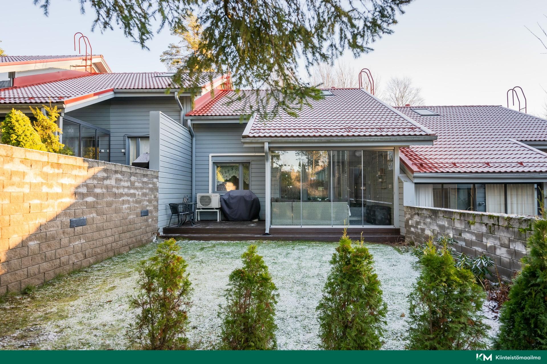 Piha ja talon takaosa