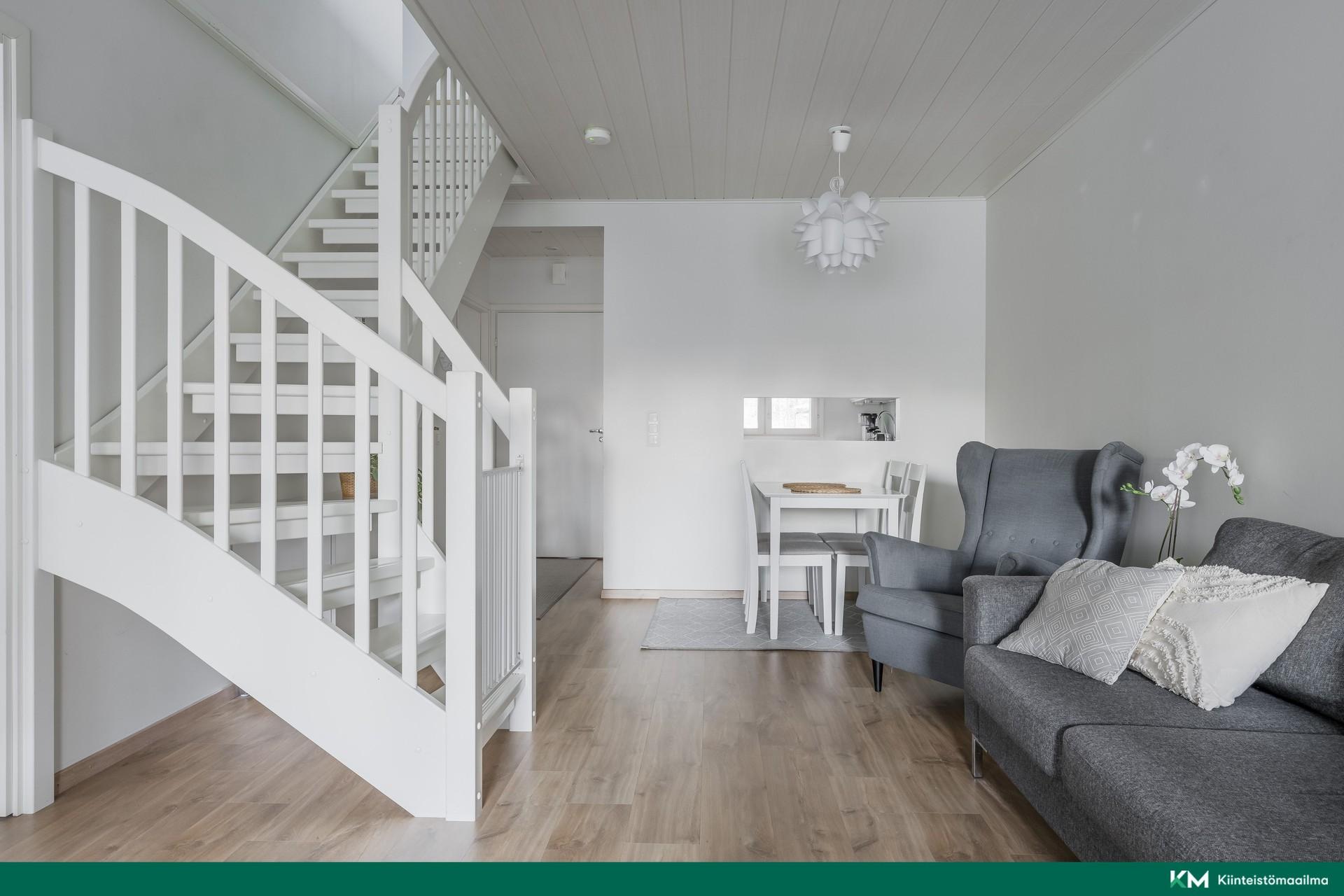 Ruokailutila ja portaikko