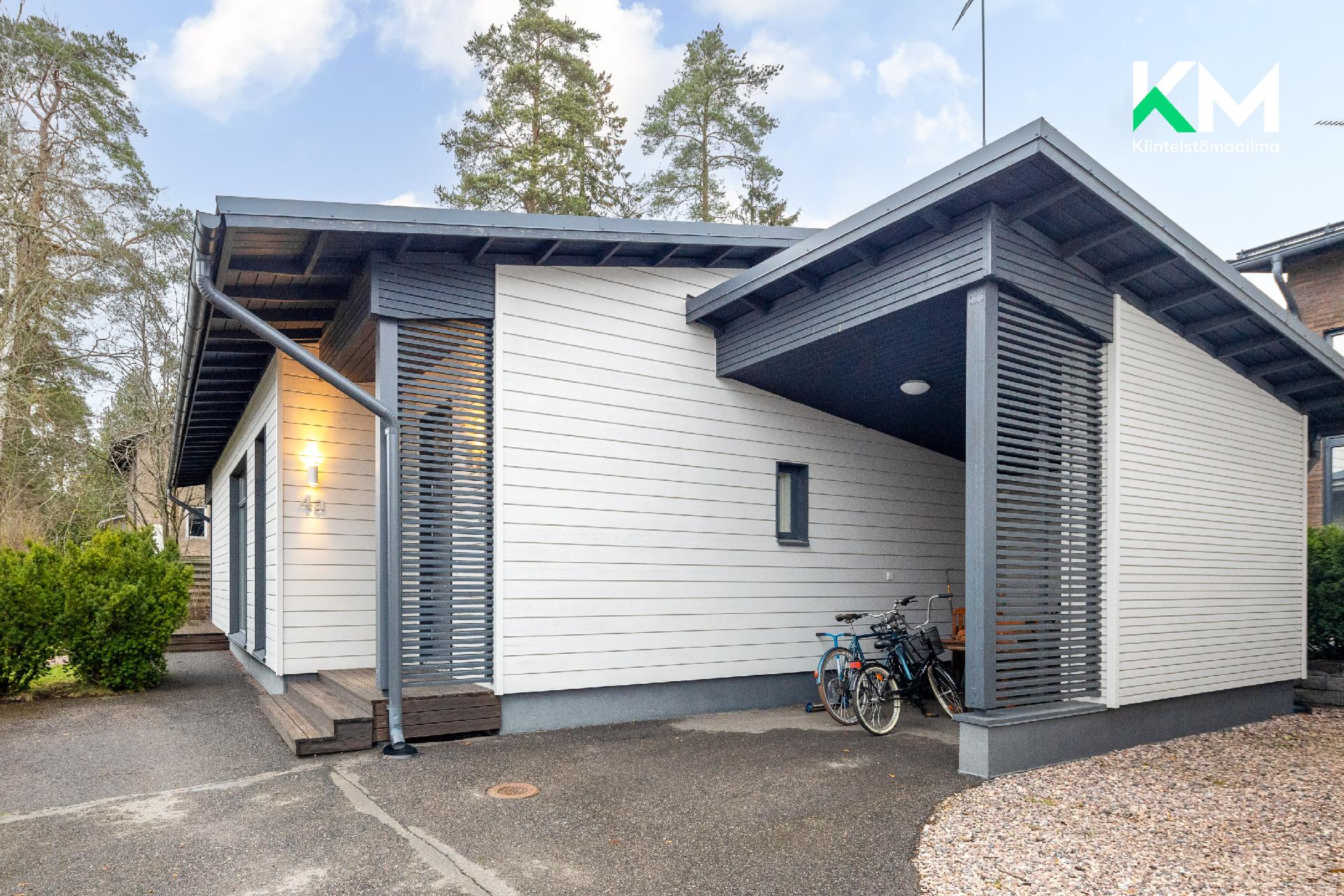 Autokatos talon edustalla