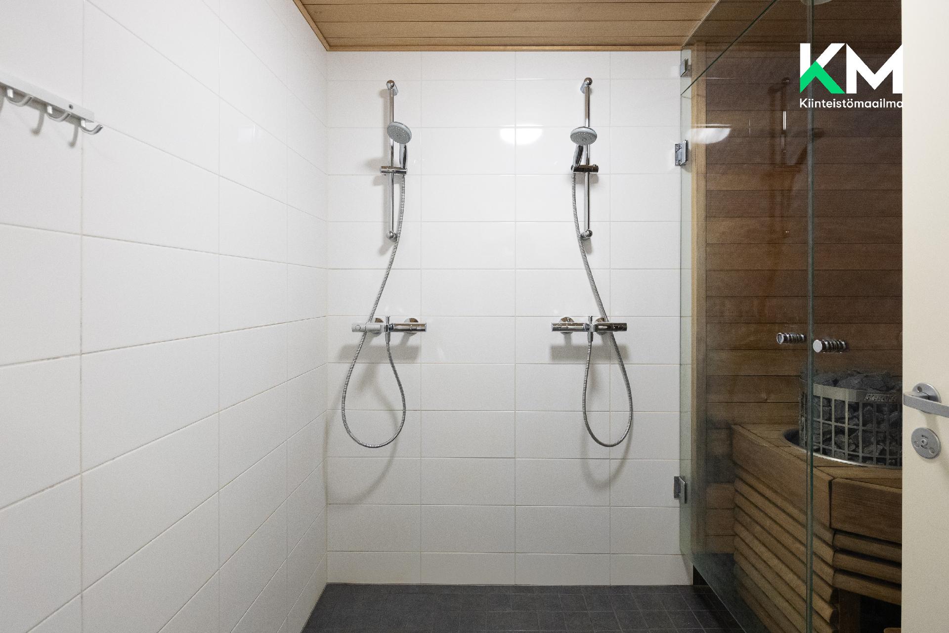 Kylpyhuoneessa 2 suihkua