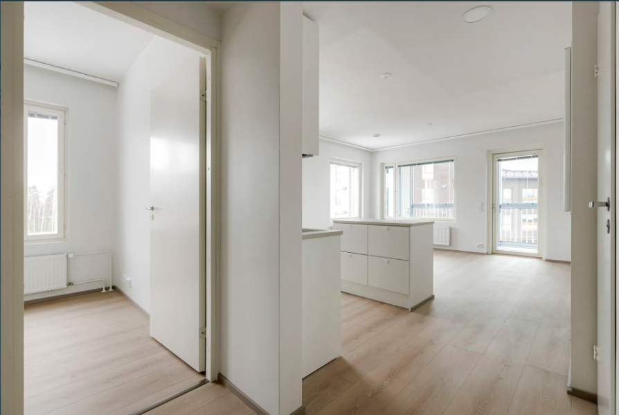 Näkymä eteisestä makuuhuone 2:n ja olohuoneeseen