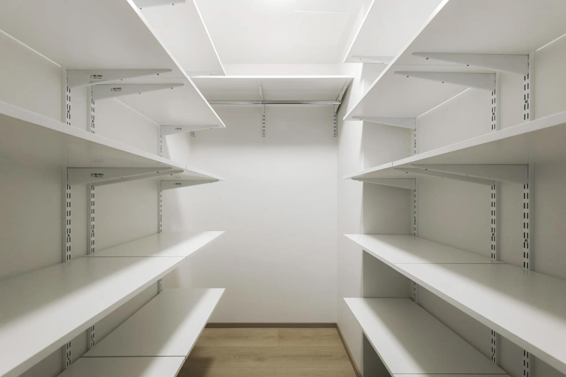 Vaatehuone eteisen yhteydessä