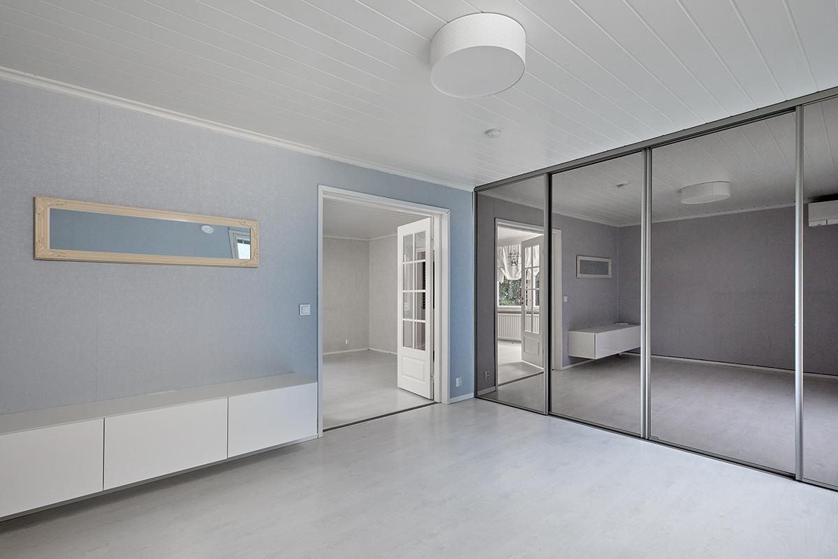 Alakerran makuuhuone