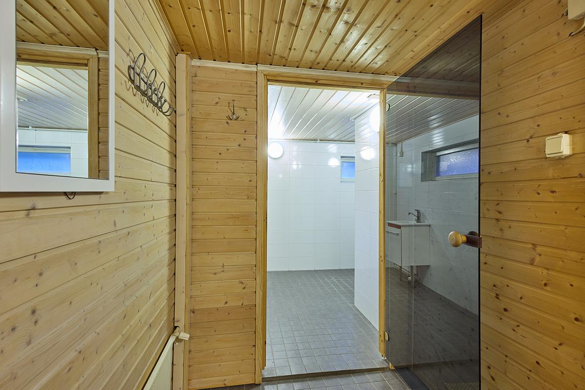 Pukuhuone ja saunatilat kellarikerroksessa
