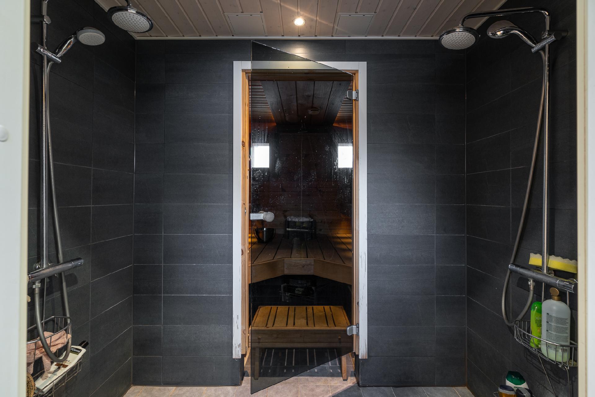 Vierasrakennuksen kylpyhuone