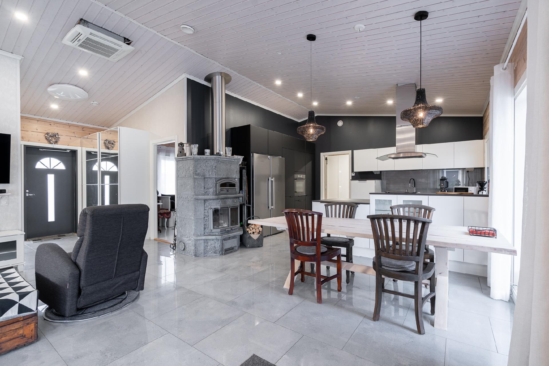 Olohuone/ruokailutila