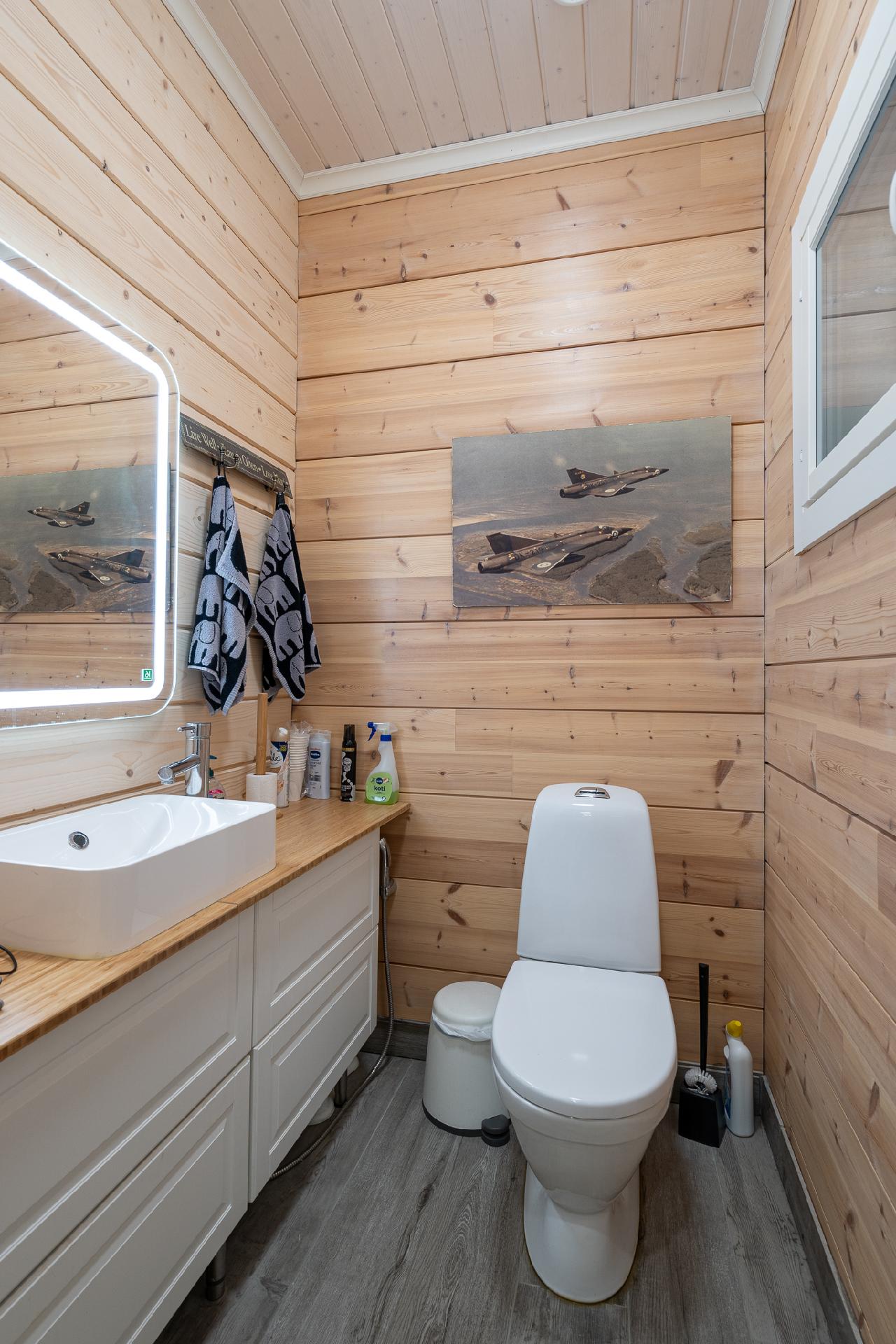 Vierasrakennuksen wc