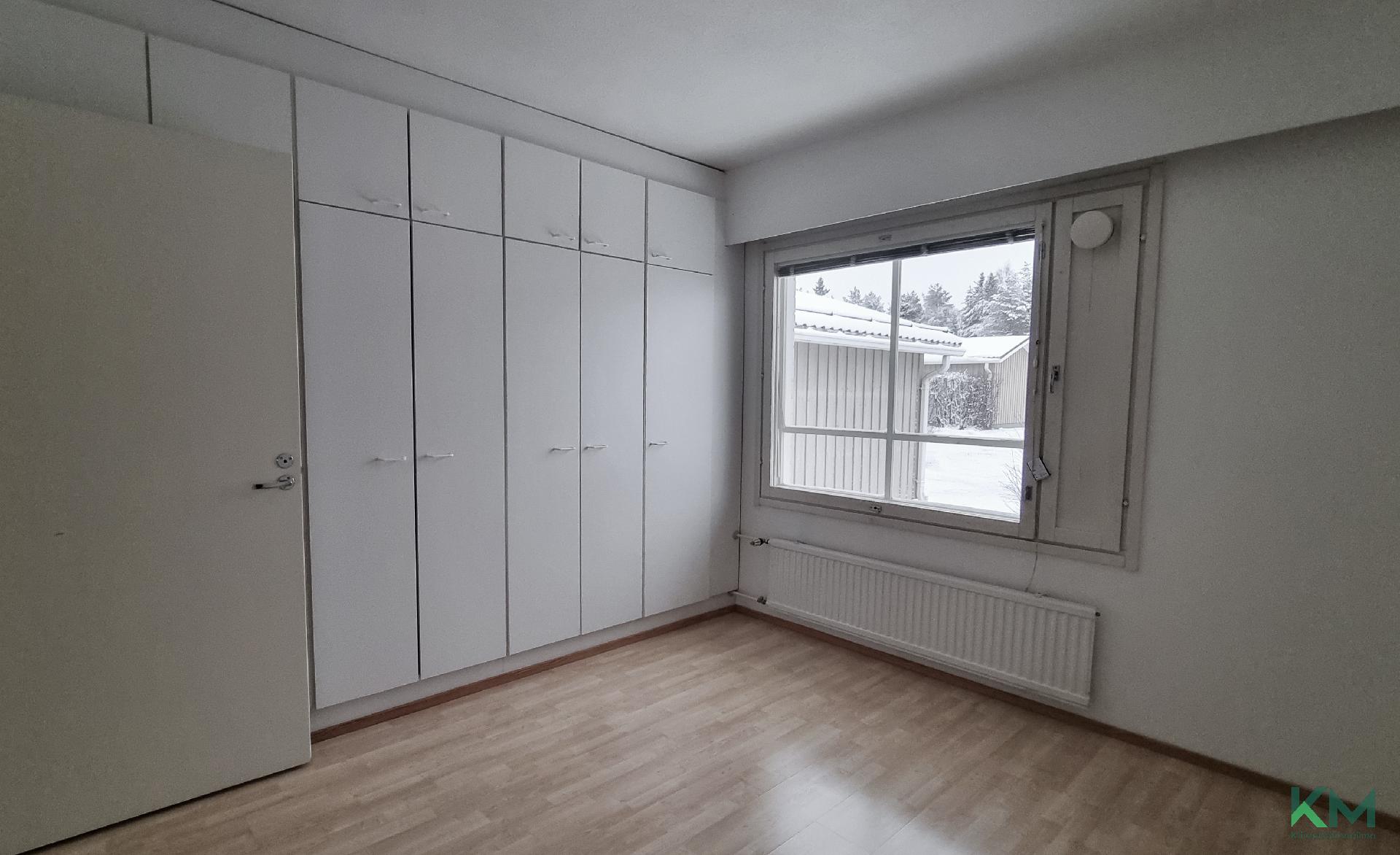 Makuuhuoneessa paljon kaapistoja