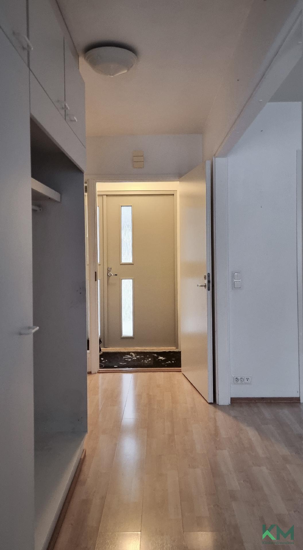 Eteisessä kaapistot