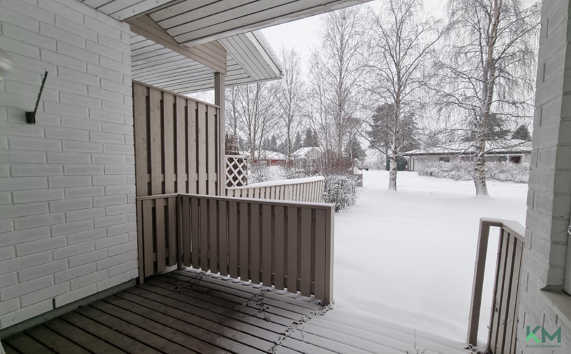 Terassi takapihan puolella länteen