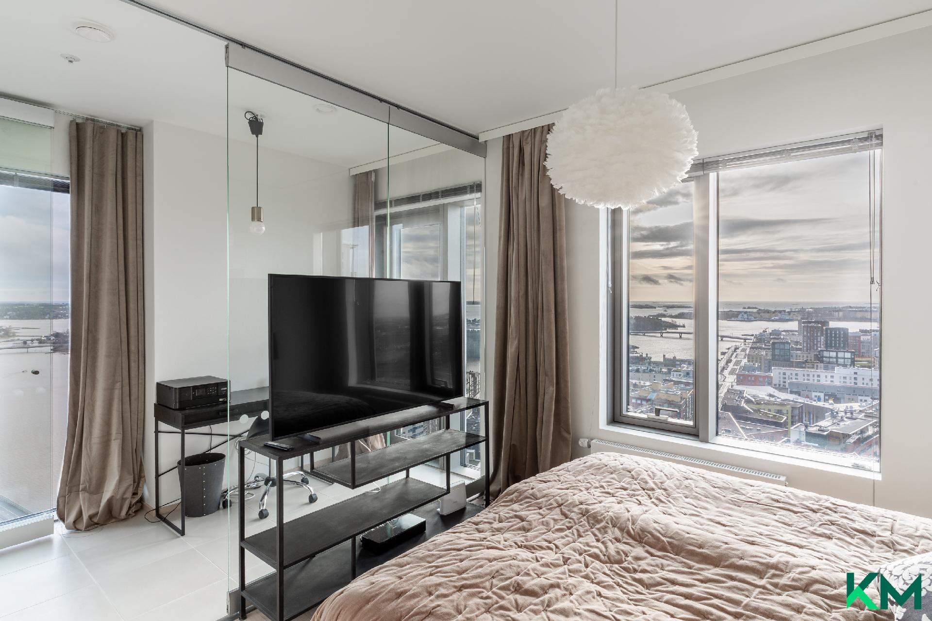 Näkymä makuuhuoneesta viherhuoneen suuntaan