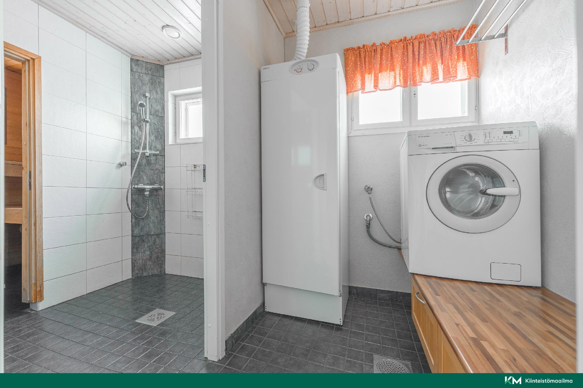 Pukuhuone ja kylpyhuone