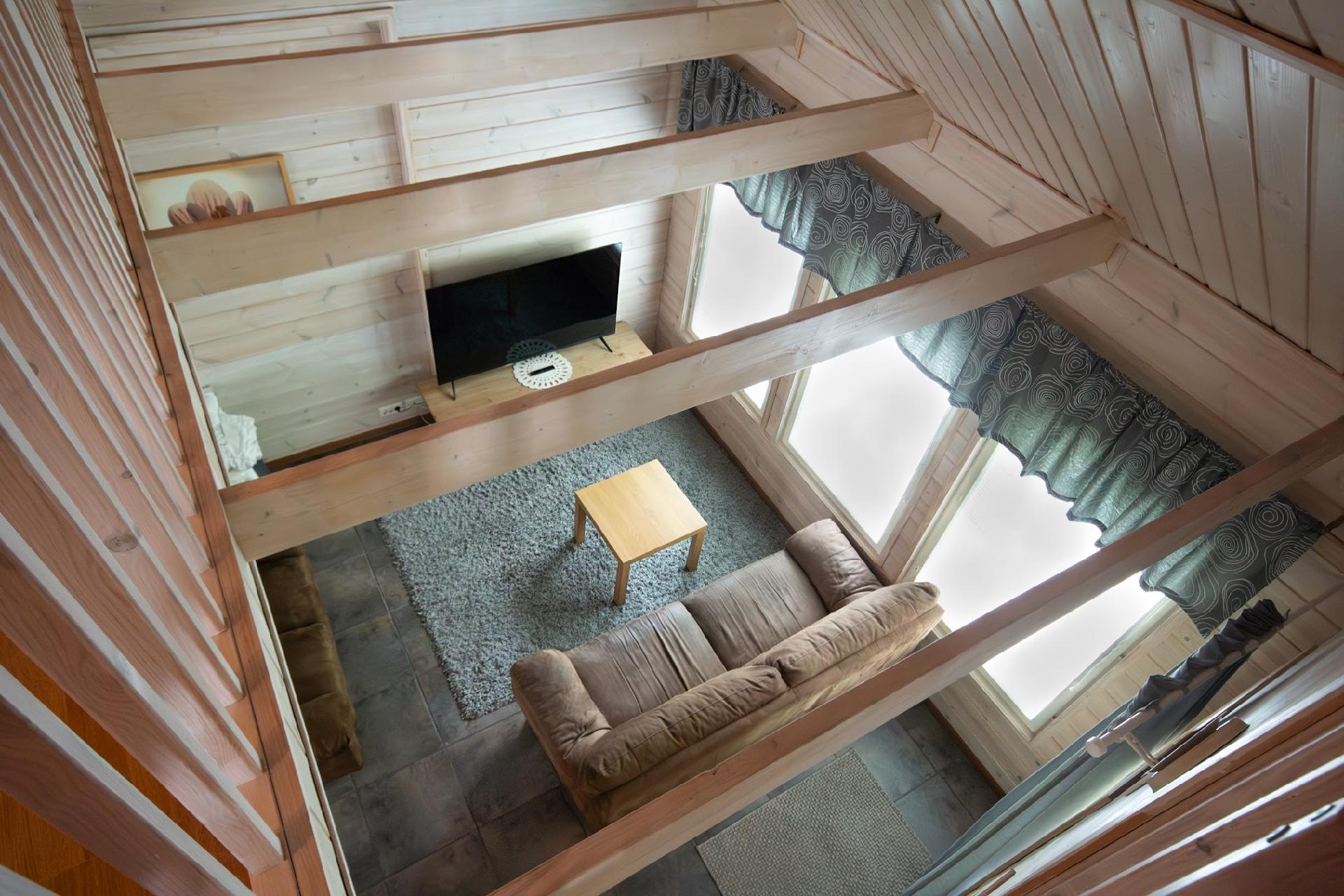 Näkymä parvelta olohuoneeseen